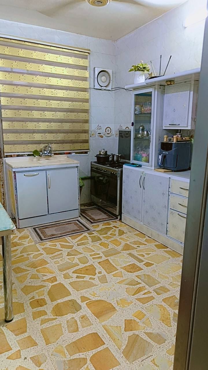 السلام عليكم
بيت للبيع شارع عشرين مقابيل جامع البديع
البيت ١٥٠ متر ٤ غرف نوم مع ٢ صالات داخليه و٢ حمامات واستقبال ومطبخ 
للاستفسار على الرقم ***********
