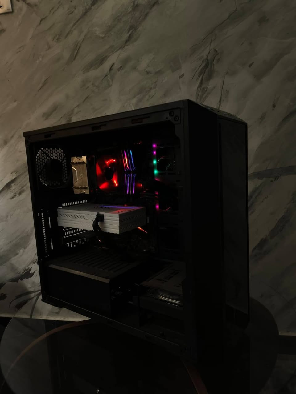 سلام عليكم شباب
عندي pc للبيع مستعمل قليل اقل من ٧ اشهر
مواصفات الكيس مع كامل ملحقاته والقطع جديده كلشي وياه باكيته
17 8700k
Msi z390 pro WiFi
Ram t-force 16x2 3400hz
Gpu rx 580 super white
Hard
1t hdd
256G ssd
Psu 700w deepcool
Case high tower h54 pro 6fan
معاها شاشة(مواصفاتها بالصورة) و ماوس و كيبورد RGB و سماعة  و يدة و كرسي و ميز 
السعر 850 الف  وبي مجال
للتواصل واتساب ‎0751 809 8565
عنواني الموصل
