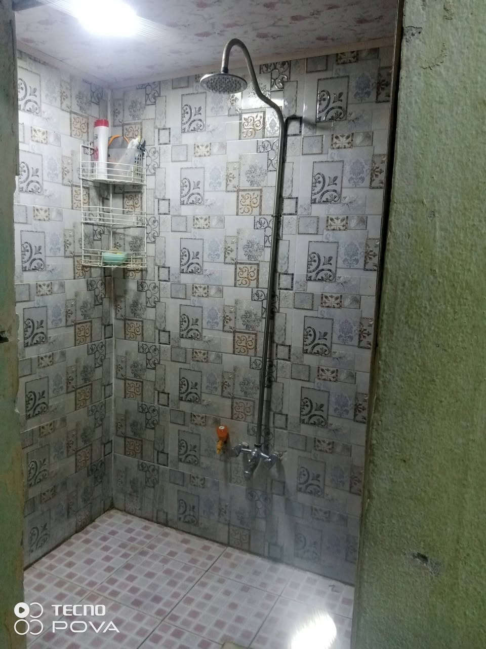 السلام عليكم بيت للبيع مساحه البيت 130 م يتكون البيت من غرفه وصاله ومطبخ وحمامات وبراني طارمه كبيره متوفر كافه الخدمات ماي مقرنص كهرباء المكان السكك بيع البيت فقط بس مكاتبه سعر 24 بي مجال الاستفسار رقم الهاتف بي واتساب ***********
