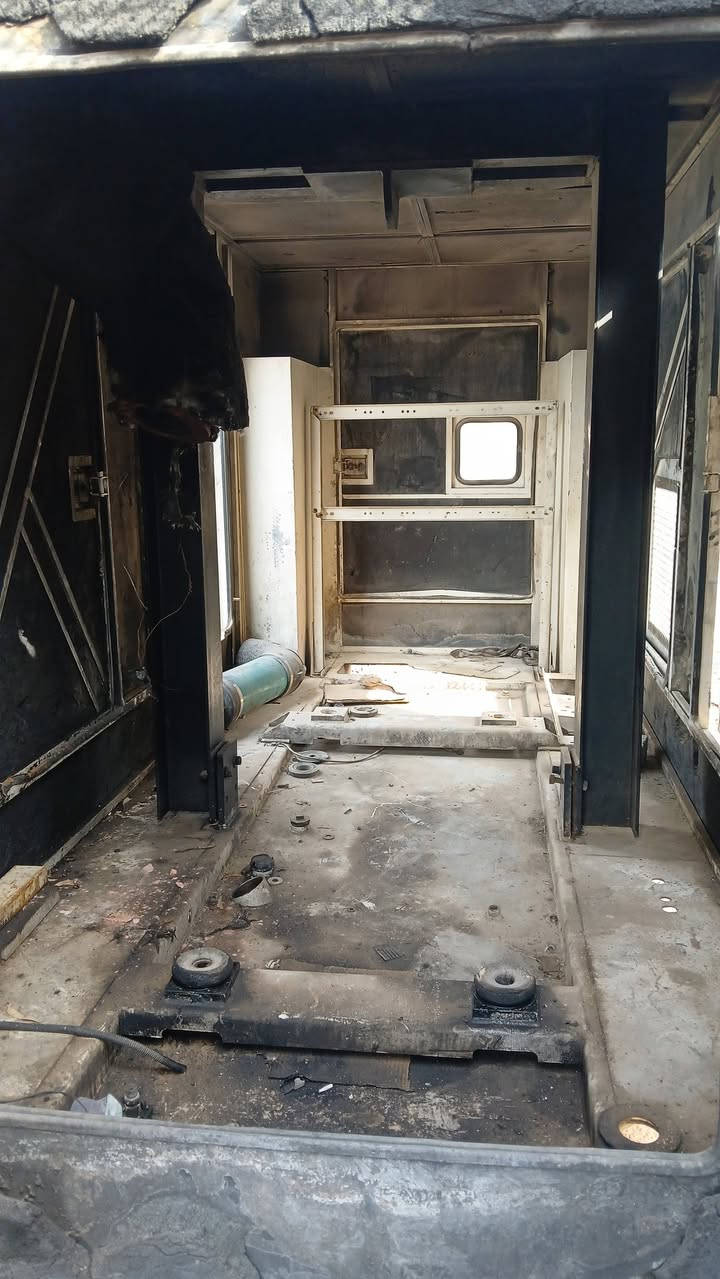 كاتم  للبيع فارغ طول  560  ارتفاع 230 العرض 160  مكان نجف السعر ١٨ ورقه   ***********
