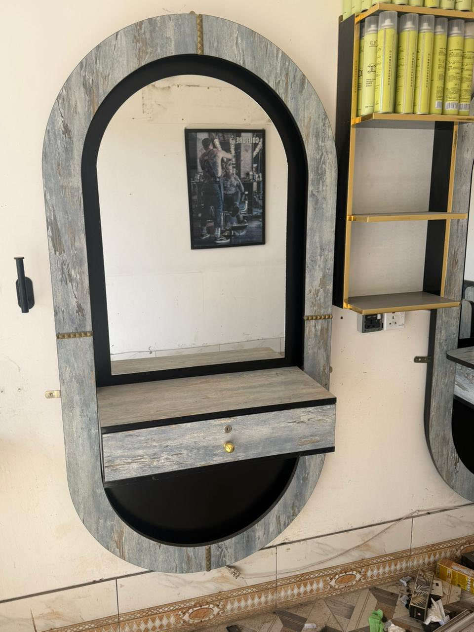 ديكور حلاقة للبيع مستعمل سنة +رفوف ثنين+مغسلة
مكاني بغداد
***********واتساب
