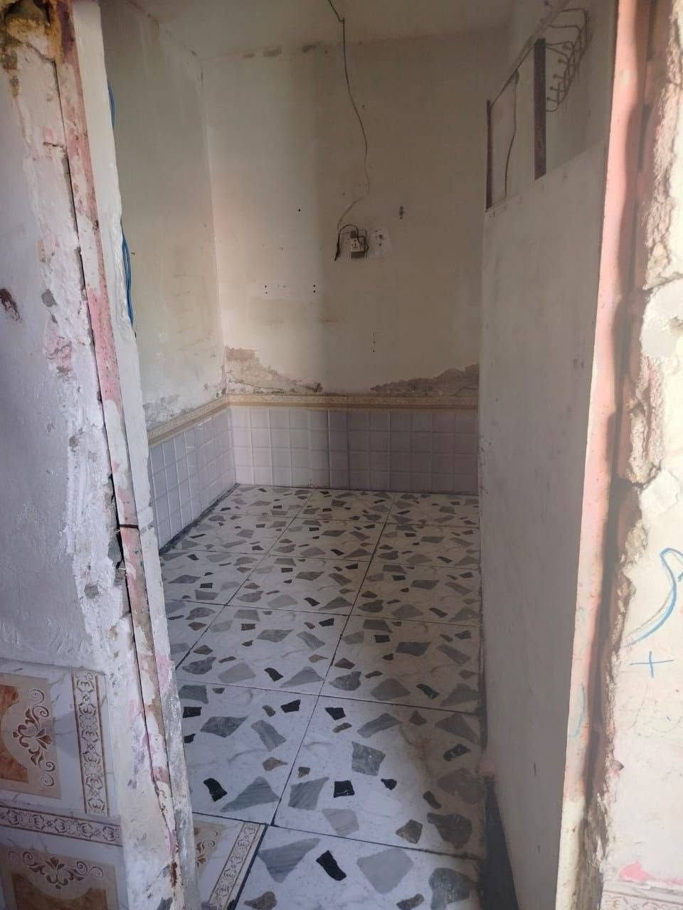 بيت حواسم للبيع الموقع حي الحسين الجديد شارع الادات بيه كيزر جديد وماطور ومقطوره وكهرباء وامبير ومغسله كامل 6 ونص وبي مجال قليل الرقم *********** غير معوض*
