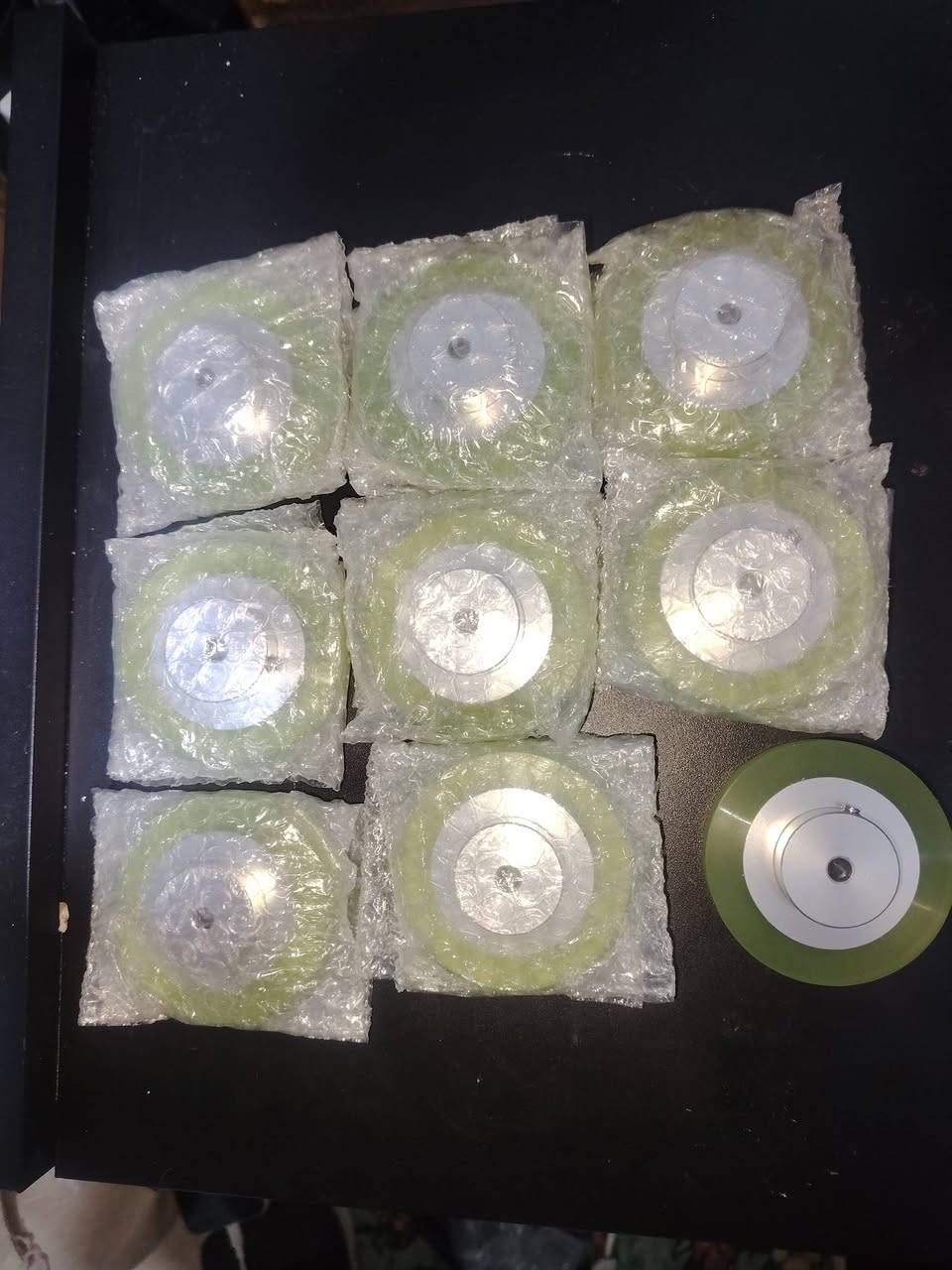 ⚙️ مواصفات هندسية دقيقة: عجلة بولي يوريثان I256426A2 ⚙️
إليك التفاصيل التقنية الكاملة للمنتج بناءً على بيانات الكود والقياسات الميكانيكية:

​📊 تحليل الكود والقياسات (Technical Specifications):

​الموديل الرئيسي: I256426A2.

​أقطار المحاور المدعومة (Bore Size): الأكواد تشير إلى توافق مع أعمدة دوران دقيقة بقطر 4 ملم، 5 ملم، و6 ملم (حسب الرموز D 04, D 05, D 06 المذكورة).

​عرض العجلة (Width): يتراوح بين 30 ملم إلى 33 ملم تقريباً حسب دلالات الأرقام النهائية في الكود (0303, 0306).

​نوع التثبيت: فتحة المحور مصممة ببرغي تثبيت جانبي (Set Screw) لضمان الربط المحكم على المحركات.

​🛠️ التوافق مع الآلات:

​محركات السائر (Stepper Motors): مثالية لمحركات NEMA 17 وNEMA 23 المستخدمة في ماكينات CNC والطابعات ثلاثية الأبعاد.

​أنظمة السحب الآلي: تستخدم في ماكينات العدّ، السحب الميكانيكي، والسيور الناقلة الدقيقة.

​أجهزة الروبوتيك: توفر ثباتاً ممتازاً (Grip) بفضل مادة البولي يوريثان الخضراء.

​🌟 المميزات النوعية:

​قلب معدني (Aluminium Core): يوفر قوة تحمل عالية مع خفة في الوزن.

​إطار PU عالي الجودة: مقاوم للزيوت، التآكل، ويعمل بهدوء تام دون ترك أثر على الأسطح.

​📞 للطلب والاستفسار المباشر:

***********
