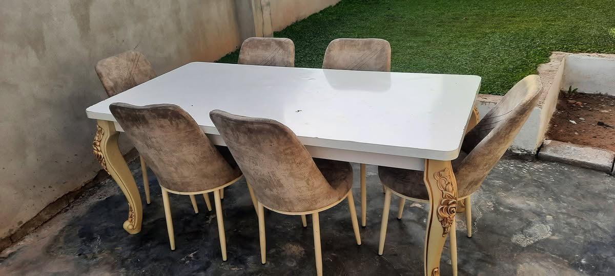 ميز طعام مع ست كراسي بس كرسي واحد مكسور 120 الف ***********
