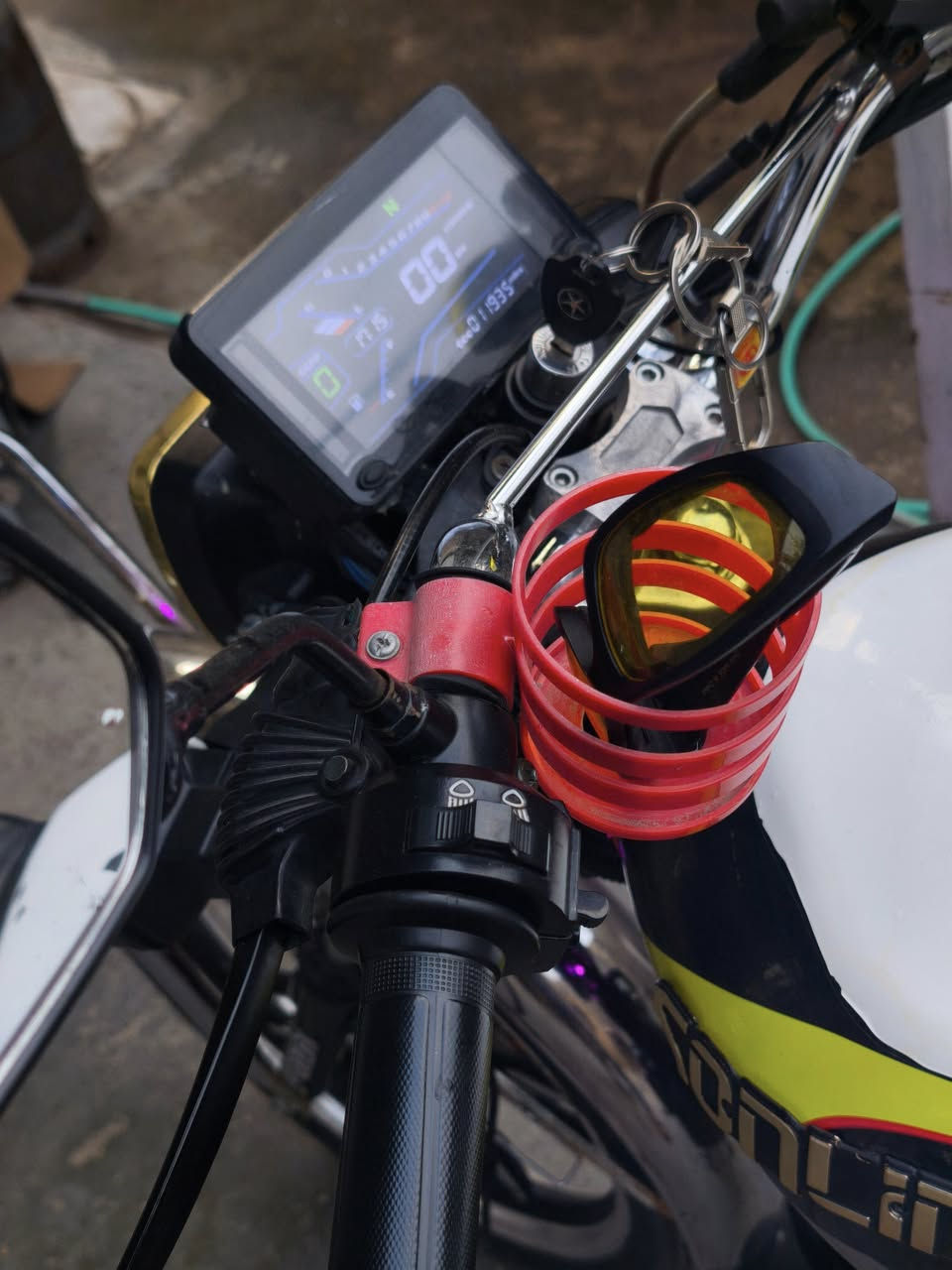 السلام عليكم دراجة البيع سونك  موديل 24  مكفوله كفالة عامه أوراق كامله الدراجه جديده وحلو مكينه 200 وشرط انضف من الصوره كهربائيات سلف كله شغال بشرط انضف من الصوره السعر 675  وبيه مجال الشراي يتصل وبيه خير ويدلل  ***********
