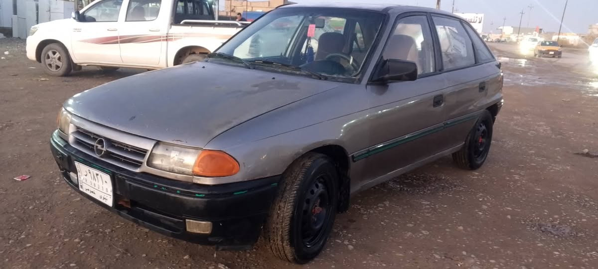 السلام عليكم استرا بلا صبغ بلادي رقم نينوى ألماني شرط الوكاله والتحويل مشروع وطني كابون بنزين بيها محرك وكير شرط طخم تاير جديد كهربائيات كلها شغاله  صدر امامي خلفي جديد سياره حلوه بمعنى الكلمه فقط مراوس بسياره واريد فرق شعندك خابر صاحبها ‏‪***********‬‏
