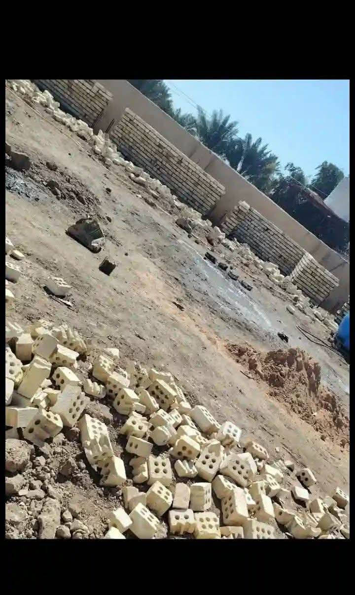 الحمد لله رب العالمين، القائل في محكم تنزيله:
﴿إِنَّمَا يَعْمُرُ مَسَاجِدَ اللَّهِ مَنْ آمَنَ بِاللَّهِ وَالْيَوْمِ الْآخِرِ وَأَقَامَ الصَّلَاةَ وَآتَى الزَّكَاةَ وَلَمْ يَخْشَ إِلَّا اللَّهَ فَعَسَىٰ أُولَٰئِكَ أَنْ يَكُونُوا مِنَ الْمُهْتَدِينَ﴾
— سورة التوبة: 18
وقال سبحانه:
﴿وَأَنَّ الْمَسَاجِدَ لِلَّهِ فَلَا تَدْعُوا مَعَ اللَّهِ أَحَدًا﴾
— سورة الجن: 18
والصلاة والسلام على نبينا محمد ﷺ الذي رغَّب في بناء المساجد، فقال:
قال رسول الله ﷺ:
«مَنْ بَنَى لِلَّهِ مَسْجِدًا بَنَى اللَّهُ لَهُ بَيْتًا فِي الْجَنَّةِ»
— رواه صحيح البخاري وصحيح مسلم
أما بعد:
فإن من أعظم القُرُبات وأجلِّ الطاعات التي يتقرب بها العبد إلى ربه، عمارة بيوت الله تعالى، فهي منارات الهدى، ومهابط الرحمة، ومجالس الذكر والعلم، ومنها ينطلق الإصلاح في المجتمع.
ونحن اليوم – في هذه الأيام المباركة من شهر رمضان – شهر الجود والإحسان، شهر تتضاعف فيه الحسنات، وتُفتح فيه أبواب الجنان، نتوجه إلى أهل الخير والإحسان، للمساهمة في بناء مسجد جديد في منطقة أبو غريب – بوابة السلام، ليكون بيتًا من بيوت الله، ومركزًا للعبادة، وتعليم القرآن، وتربية الأبناء على طاعة الرحمن.
إن هذه المنطقة بحاجة ماسة إلى مسجد يجمع أهلها على صلاة الجماعة، ويكون منارةً للعلم والدعوة، خاصة مع ازدياد عدد السكان وبعد المساجد عن بعض البيوت.
وقد قال النبي ﷺ:
«أَحَبُّ الْبِلَادِ إِلَى اللَّهِ مَسَاجِدُهَا»
— رواه صحيح مسلم
وفي هذا الشهر الكريم، يتسابق المؤمنون إلى الصدقات الجارية، وبناء المسجد من أعظم الصدقات الجارية التي يبقى أجرها بعد الموت، كما قال ﷺ:
«إِذَا مَاتَ الإِنْسَانُ انْقَطَعَ عَنْهُ عَمَلُهُ إِلَّا مِنْ ثَلَاثٍ: صَدَقَةٍ جَارِيَةٍ…»
— رواه صحيح مسلم
وبناء المسجد من أوضح صور الصدقة الجارية، ما دام يُذكر فيه اسم الله، وتقام فيه الصلاة، ويتلى فيه القرآن.
نداء إلى أهل الخير
إننا نهيب بأهل البر والإحسان، وأصحاب الأيادي البيضاء، أن يشاركوا في هذا المشروع المبارك، كلٌّ بحسب استطاعته، فربَّ درهمٍ سبق ألف درهم، وربَّ مساهمة صغيرة كتب الله بها بيتًا في الجنة.
قال تعالى:
﴿مَثَلُ الَّذِينَ يُنْفِقُونَ أَمْوَالَهُمْ فِي سَبِيلِ اللَّهِ كَمَثَلِ حَبَّةٍ أَنْبَتَتْ سَبْعَ سَنَابِلَ فِي كُلِّ سُنْبُلَةٍ مِائَةُ حَبَّةٍ ۗ وَاللَّهُ يُضَاعِفُ لِمَنْ يَشَاءُ﴾
— سورة البقرة: 261
فكونوا ممن يختار لنفسه بيتًا في الجنة، ويسهم في رفع ذكر الله في الأرض، لعل الله أن يجعل هذا العمل سببًا للقبول والمغفرة والعتق من النار في هذا الشهر الفضيل.
نسأل الله أن يبارك في جهودكم، وأن يجعل هذا المسجد منارة خير وبركة، وأن يكتب لكل مساهم نصيبًا من الأجر ما دامت فيه ركعة تُصلّى، وآية تُتلى.

*********** للاتصال ***********
