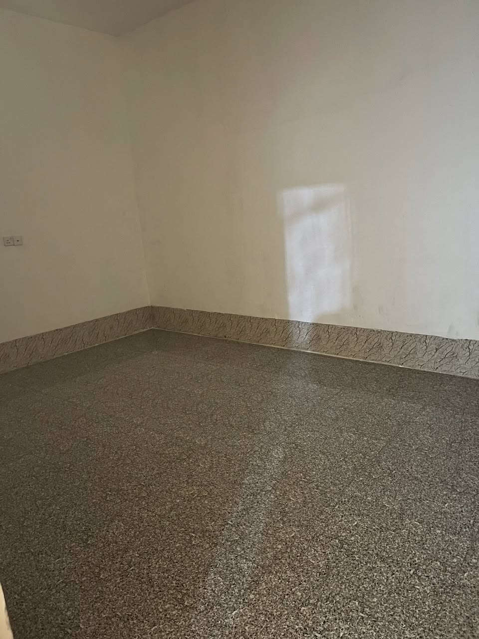 متاح للإيجار
شقة للإيجار نظيف جدا 
غرفة وصالة وخدمات  مدخل معزول
العنوان حي سومر قرب شارع المدارس
الايجار ٤٠٠ الف  
للاستفسار ***********
