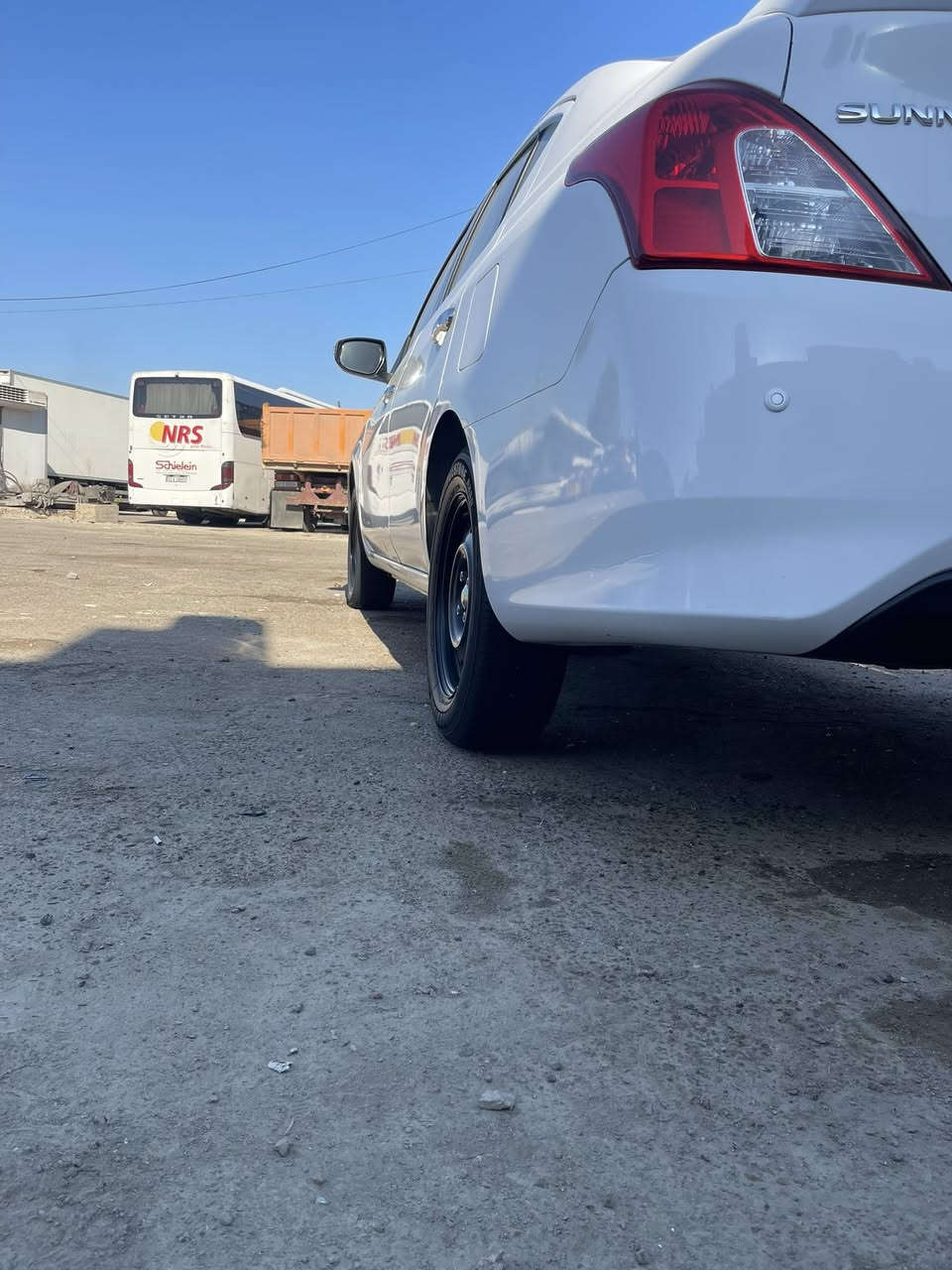 سلام عليكم نيسان سني البيع كفاله عامه ماشيه 45 تخم تايره مال شركه بيه سبير مانازل بسمي تحولي ثاني يوم  السعر 127 ***********
