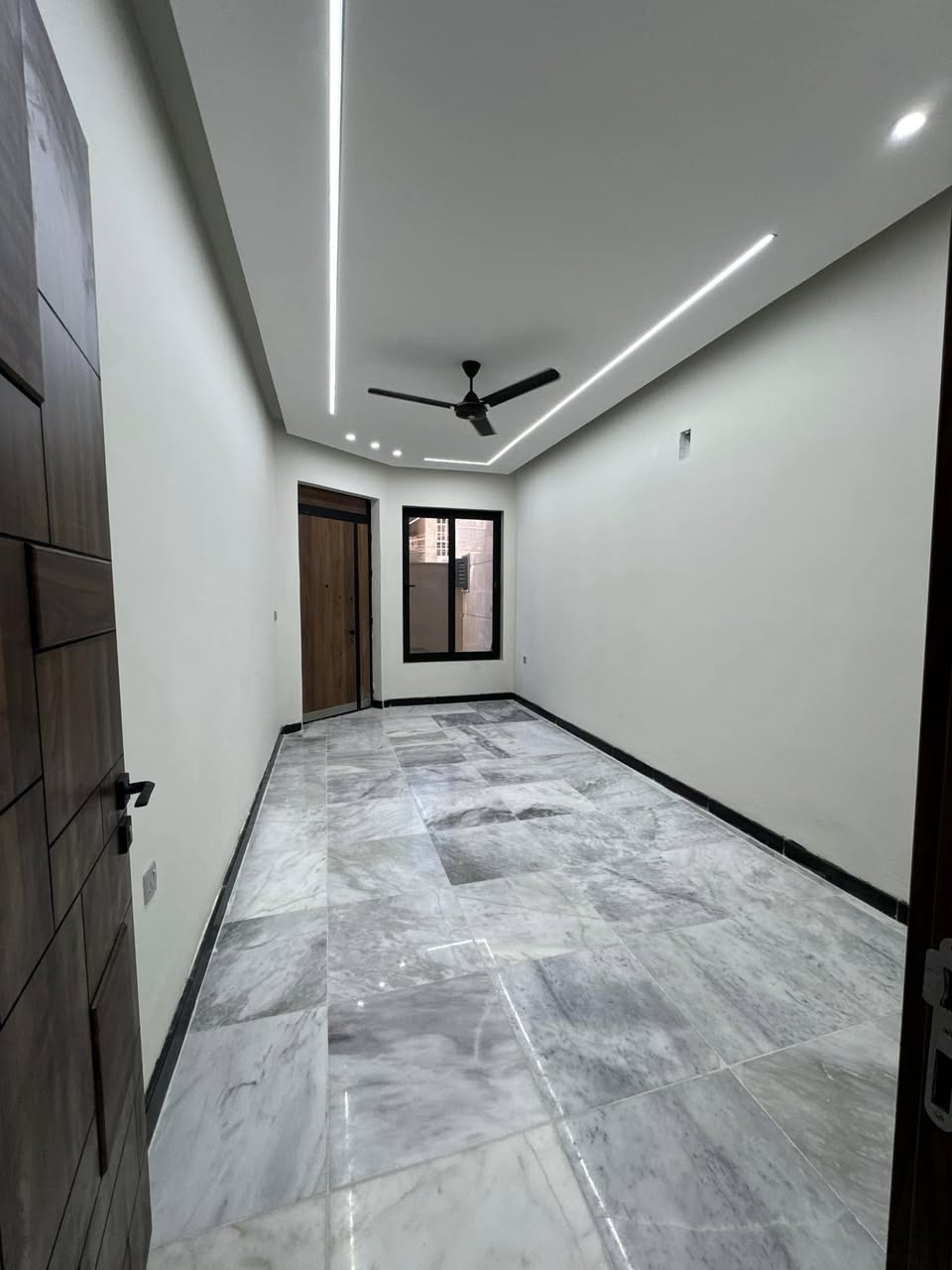 � للبيع حصراً لدى شركة الاستقرار للاستثمارات العقارية 🏠
📍 الموقع: بغداد – السيدية – مربع الضباط – شارع عرض 15 متر

✳️ دار سكني راقٍ بمواصفات متميزة ✳️
بمساحة 120 متر وبنزال 20 متر
"تصميم وتنفيذ شركة الاستقرار للاستثمارات العقارية"

الدار يتميز بـ:
• بناء مودرن بأحدث التفاصيل المعمارية
• 3 غرف نوم نظام سويت
• هول حولي واسع + استقبال أنيق
• مطبخ مجهز بالكامل من أجود أنواع المطابخ
• واجهة مرمر بتصميم هندسي مميز
• أرضية مرمر فخم
• ديكورات داخلية متكاملة
• ألمنيوم تركي الصنع (سلايد ومفصلي)
• تنفيذ دقيق بمعايير هندسية عالية

✨ الدار جاهز للسكن الفوري ✨

📞 للاستفسار والتواصل:
• أبو علي الجنابي: ***********
• علي الجنابي: ***********

📍 موقعنا: السيدية – شارع الضباط – قرب دائرة الكهرباء
شركة الاستقرار للاستثمارات العقارية

الاستقرار… ثقة تُبنى … خبرة متطورة
