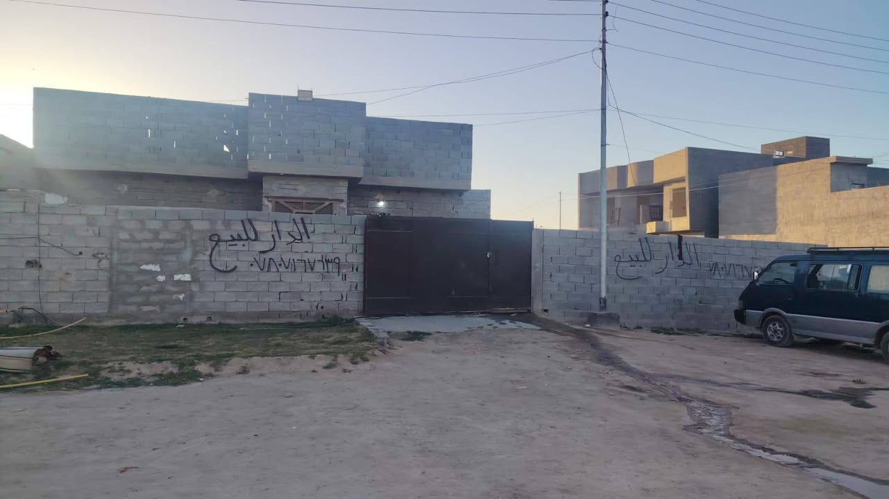 سلام عليكم ورحمة الله وبركاتة دار للبيع مساحه 200ومعه 150قطعه فارقه.. مكان فلوجه قريت المختار قريب مدرسه سعد بن عمير..... السعر.. 48بيه مجال بسيط... استفسار على رقم ‏‪***********‬‏
