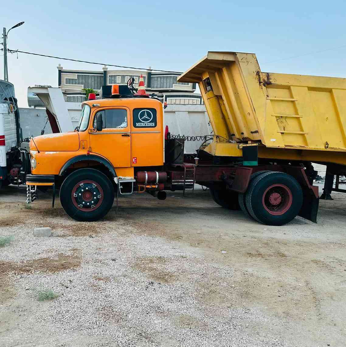 للبيع بس راس سياره خير من الله قماره بلاديه بيها صبغ بدبل شاصي مكفول كفاله عامه كير 111 مجفت جديد مكينه تنقيص قليل حيل قليل تخم تاير جاهزه للشغل 
الاستفسار (***********) سياره بلاديه
