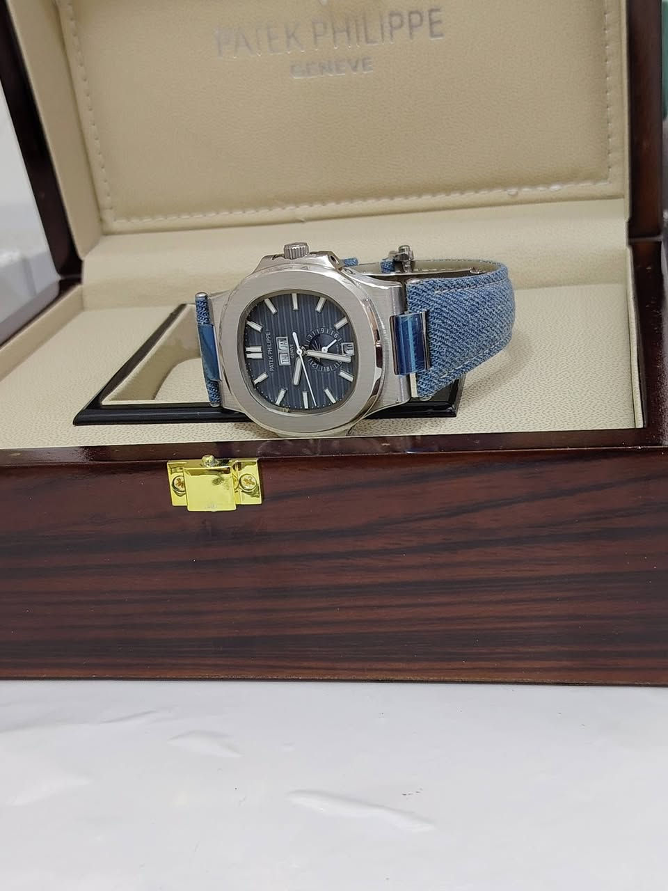 Patek phillippe Nautilus Denim (كابوي)
ماستر - اوتماتيك


**إذا كنت صاحب هذا الإعلان وتريد حذفه لأي سبب، رجاءا أرسل رسالة إلى الدعم الفني**