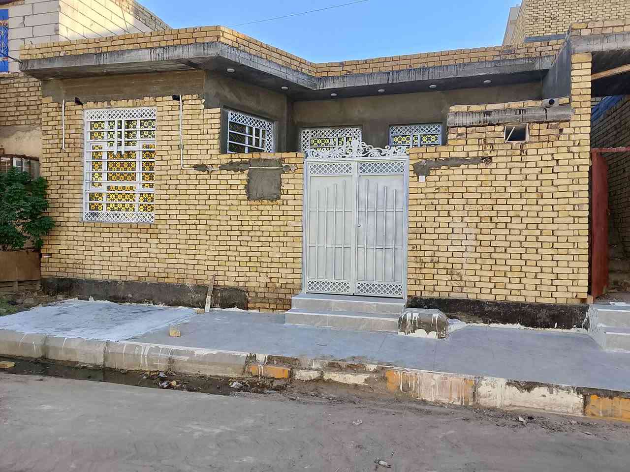 أللهم صلِ على محمد وال محمد 
بيت 100 متر طابو امامي ركن وجه واحد الناصريه حي الرافدين السعر 130 مليون بناء حديث كونكريت بعده ما مسكون فارغ حالياً قرب افران السلام 
غرفه ومطبخ ودونيه وهول وصحيات 
للأستفسار *********** بيه واتساب
