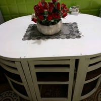 ميز أبيض أنيق مع سطح بيضاوي الشكل، يتماشى بشكل رائع مع أي ديكور داخلي....