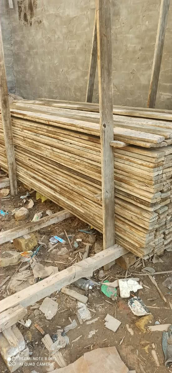 خشب للبيع لوح 3 متر + لوح مترين ومتر ونص وبقار 
العدد 6 مكعبات 
العنوان حله 
***********
