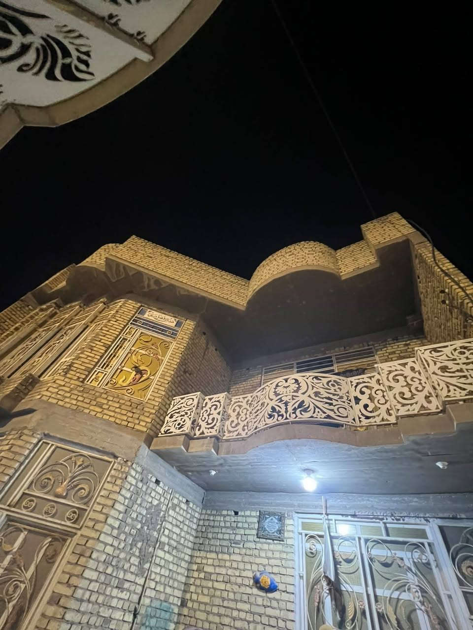 دار للبيع نهاوند شارع 30 قرب البطاقه الوطنيه 200 متر  قاطين  موقعه حلو وتجاري لبيت له بابين رئيسيات  يحتوي القاط لاول على ستقبال وغرفتين وصاله مطبخ وصحيات وطارمه ومنور القاط ثاني يحتوي على 4 غرف نوم وصاله وصحيات  لبيت بناء حديث  لاستفسار واتساب ***********
