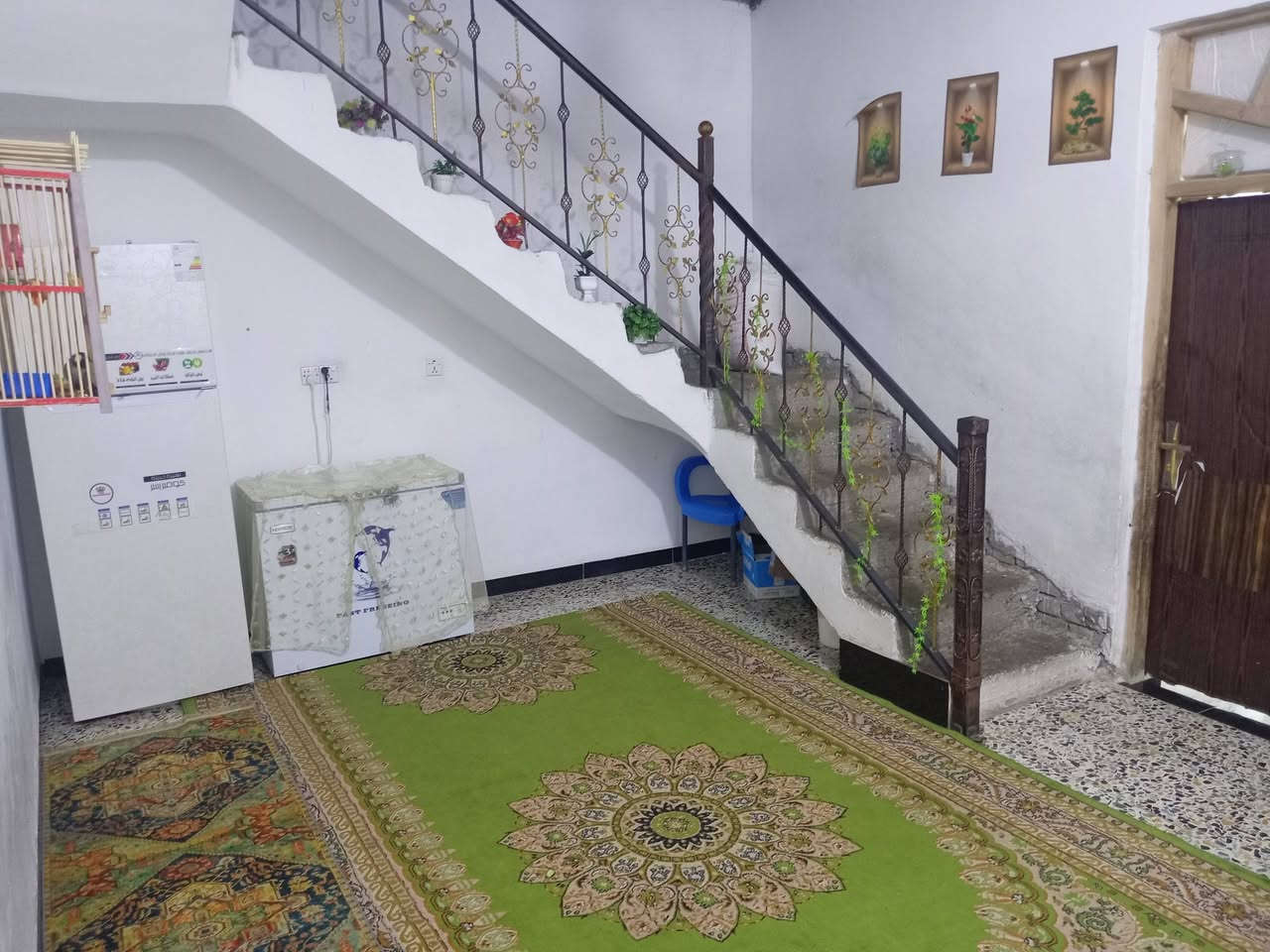 سلام عليكم بيت طابق ونص مساحته 160متر موقعه حيطارق الوصط بين القديم ولوصط بنص قرب سنتر حيطارق بيت يحتوي ٣غرف وصاله جبيره ومطبغ ومنورين واستقبال وحمام وصحيات تاخلي وخارجي وتواليت ولكراج البيت بناه جديده حديث طابوك جمهوري لبيت رفت مجاري  تبليط لفرع ورصيف ومقرنص مي خطين لبيت صاير عله شارعين تبليط الوصط والقديم سعر97وبي مجال ***********
