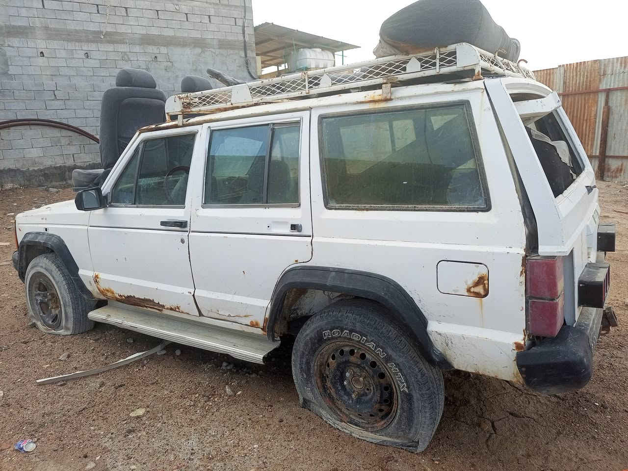 السلام عليكم سياره جيب باجيرو موديل 94 محرك فيفيتي العنوان البصره الهارثه بيع تصقيط  للاستفسار رقم صاحب السياره انا مكلف بلنسر ***********
