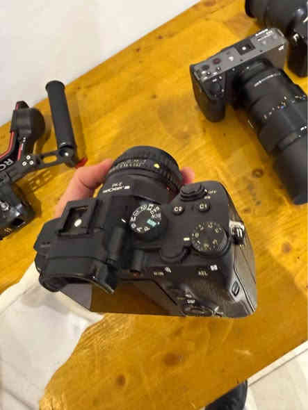 A7 iii 

نضيفة بدون عيوب 
فقط بدي 
بطارية 
ستراب 
شتر ٢٤ك 
0751 3600 767
0774 8888 978 أربيل
