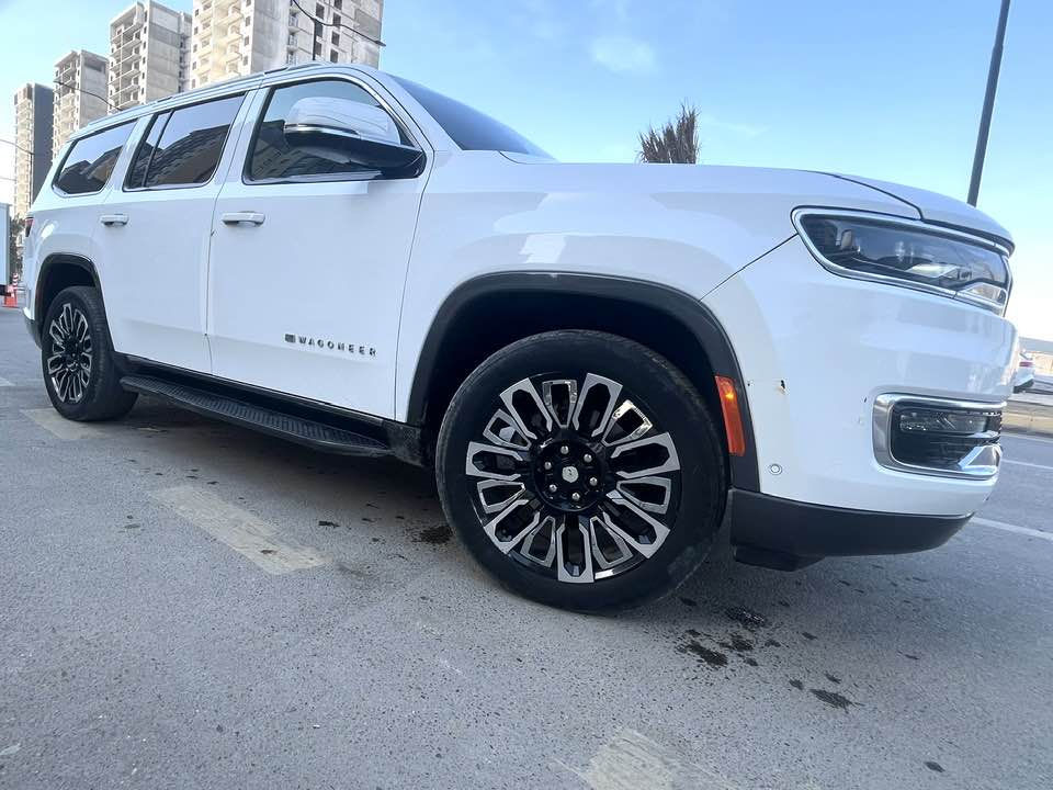 سلام عليكم 
Jeep wagoneer 
الموديل 2022 
الفئة serious L
المحرك 5.7 V8
عداد المسافة 30,000
لايت LED
كشنات كهربائية 
خزن ميموري كشنات الامامية 
كشنات جلد اسود ملكي 
تدفئة وتبريد كشنات
شاشة ابل كار بلي 
كاميرات 3
حساسات امامية +خلفية 
راداد امامي وخلفي وجانبي 
توقف ذاتي امامي وخلفي 
4وضعيات قياده ( سبورت واوتو ودفع رباعي وايكو) 
تحكم ستيرن 
كروز سرعة 
شفتات ستيرن نمر كير 
كير 8سرعات 
تشغيل بصمه +تشغيل عن بعد 
وباقي التفاصيل معروفة 
حادثها جاملغ وبنيد ومبدل بقطع وكاله
سعر السياره 315$ وبيها مجال 
مكانها بغداد للاستفسار ***********
