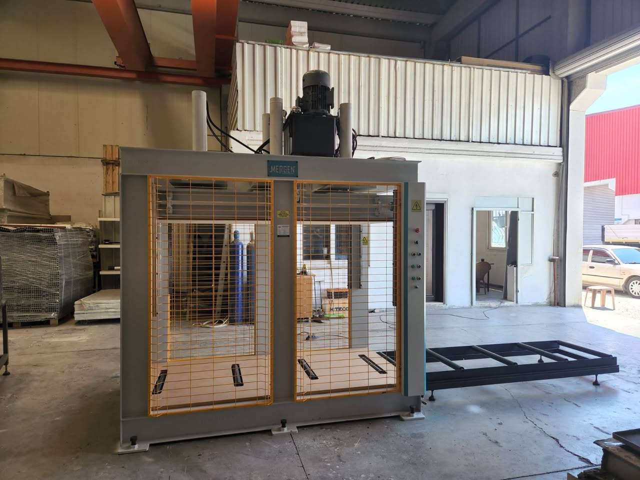 مكبس ابواب بارد 
موديل الماكينة
MCP 30 AUTO
أبعاد طاولة العمل
1300 × 2500 مم
مادة الطاولة
معدن + MDF
نظام الحركة
Rack & Pinion قياسي 30×30 موديل D3
عدد نقاط الحركة
8 نقاط
المضخة الهيدروليكية
20 CC
الأسطوانات الهيدروليكية
125 × 600 مم
قوة الضغط
15 طن × 6 أسطوانات
نظام الإنذار
صوتي ومرئي
النظام الإلكتروني
Schneider
سير التحميل
متوفر
رولات الرفع الداخلية
متوفرة
المميزات
✅ تشغيل أوتوماتيكي بالكامل
✅ قوة ضغط عالية تصل إلى 90 طن تقريباً
✅ مكونات كهربائية من Schneider
✅ مزود بسير تحميل لتسهيل التشغيل
✅ رولات رفع داخلية لتسهيل نقل المنتج
✅ نظام إنذار للأعطال (صوتي ومرئي)
✅ مناسب لتصنيع الأبواب والألواح والأثاث الخشبي


**إذا كنت صاحب هذا الإعلان وتريد حذفه لأي سبب، رجاءا أرسل رسالة إلى الدعم الفني**