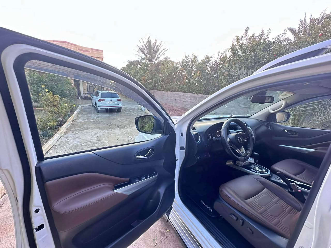 السلام عليكم 
للبيع فقط 
نيسان نافارا 2024خليجي شركه السور 
ضمان السور وبعدها بالضمان
ماشيه 20الف حقيقي 
 
فول مواصفات
4X4 دفع رباعي السياره
شاشه كبيره ونضام ابل كار بلي واندوريد اواتو 
كامرات امامي وخلفيه ومحيطيه وجانبيه 360 
حساسات امامي خلفي 
مري شفط ونضام ترحيب 
لد نهاري ولد ليلي كشاف ضباب امامي 
لايت أربع عدسات 
تحكمات ستيرن كروز تثبيت سرعه 
The engine Desil
محرك بسعه 2500ccتوين تيربو  بكير أوتوماتيك 9نمر 
السياره كفاله عامه من الدعاميه للدعاميه مكفوله من البارد والتبديل 
مكان السياره بغداد حي الجامعه او صلاح الدين بلد 
***********
265السعر بغداد, العراق
