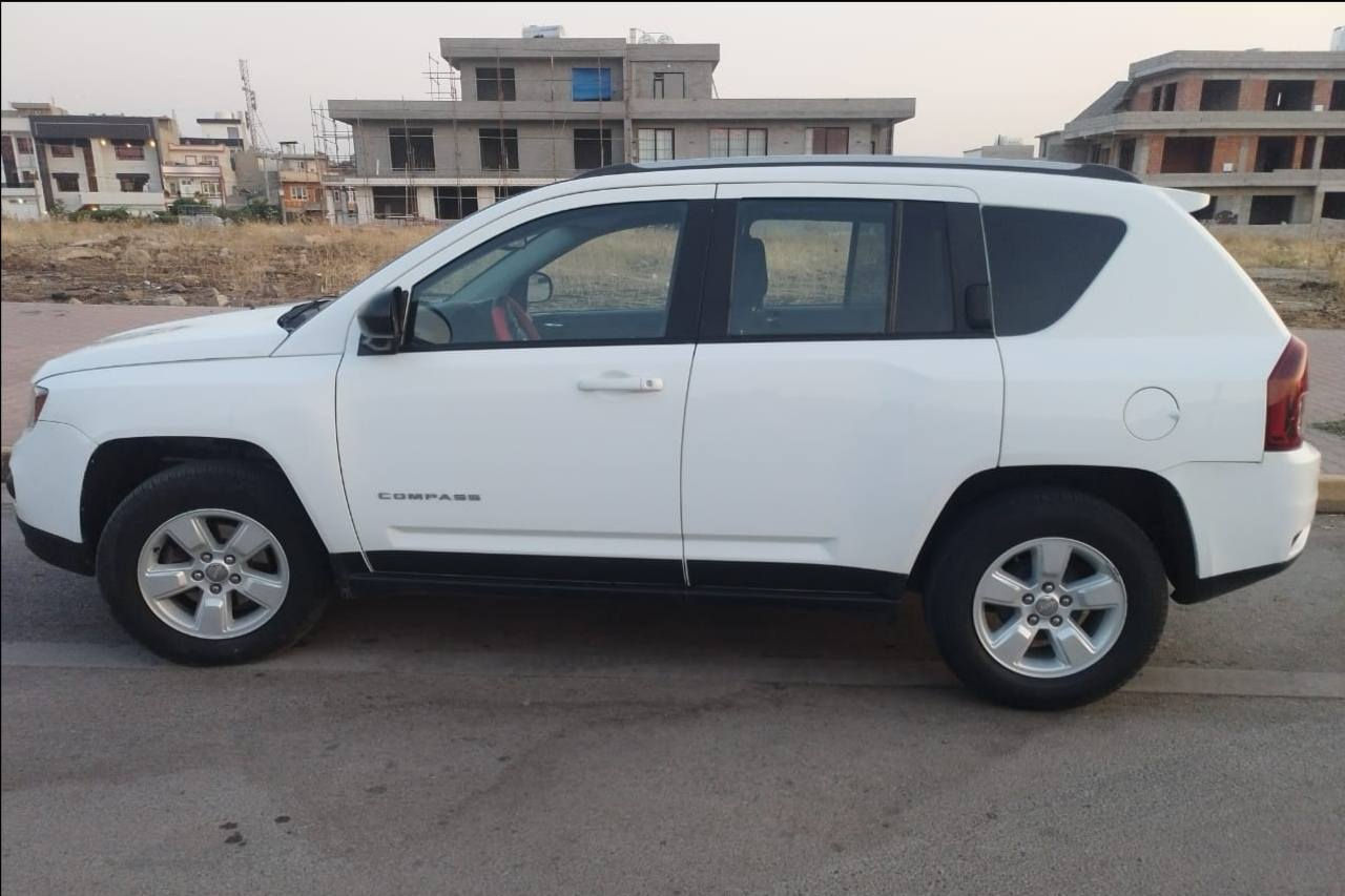 جیپ کۆمپاس2017 ڕەنگی سپی بەفری 
گێڕ ئۆتۆماتیک و دەبڵ گێڕ ABS  ESP AUX 
شاشە ئاپاد وکامێرە تحکم سوکان
تەحدید سورعە ئاوێنە هیتەر و سویچ شەغال 
توڵی سەقف و چەندین موا سەفاتی تر... 
 سەنەوی تا۲۰۲۹ تازەیە 
تەنها بۆنیدی بۆیاغە 
لەگەڵ دوو پەڵەی نێوان دەرگاو چەمەلەغی سەکن . سەیارەکە هیچ ئێرباگیکی نەتەقیوە بەشەرت 
هەمووی شەریکەیە و ناو گرتنی نیە
 
سـعـر : لە کۆمێنت داوابکە ڕاستەوخۆ بۆت دێت 📥 

تەبرید و گێڕو مەکینە و غەرامەو تەحویل هەمووی بەشەرتە
هیچ کێشەیەکی تێدا نییە 

ژمارەی خاوەنەکەی 
 ***********
