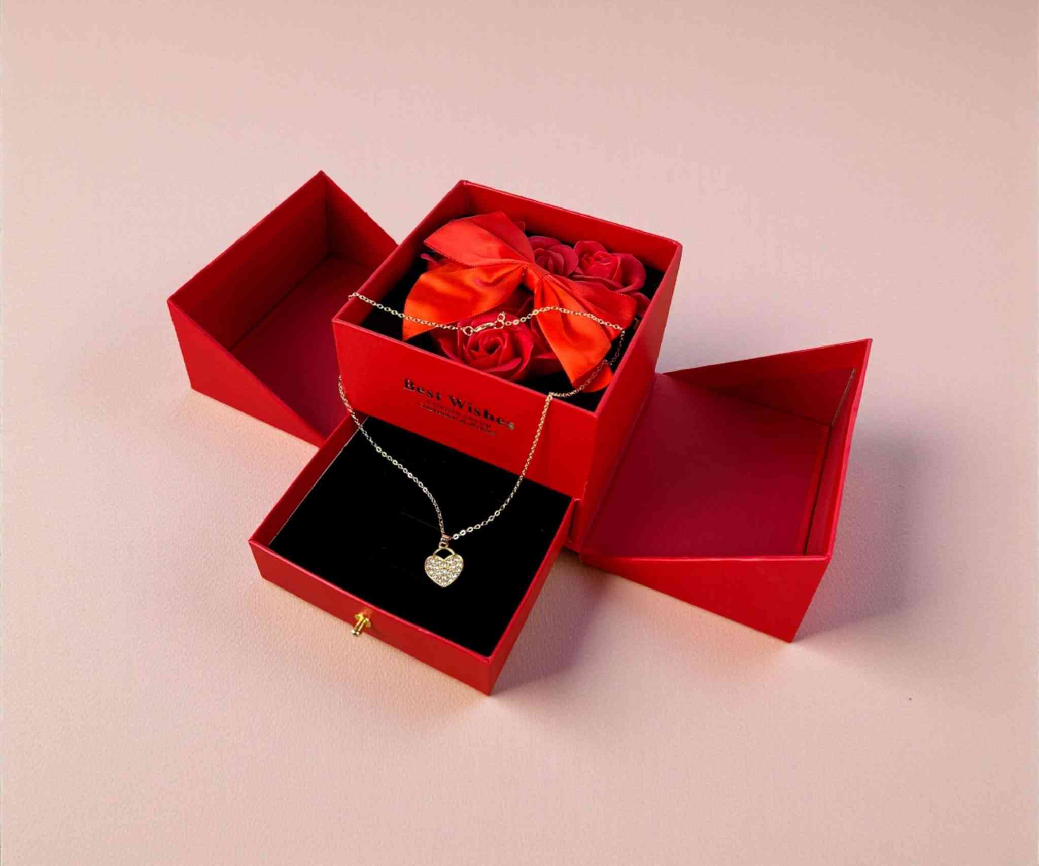 بوكس هدية مفاجأة مع درج سري – Best Wishes

الاستخدامات

تقديم الهدايا الرومانسية بطريقة فخمة ومفاجِئة

مناسب لعيد الحب، الخطوبة، الزواج، أعياد الميلاد والمناسبات الخاصة

يمكن وضع عقد، خاتم، ساعة، عطر صغير أو رسالة حب

مثالي لهدايا الأزواج، الأحباب، أو شخص مميز

المميزات

تصميم أنيق على شكل قلب بلون أحمر فاخر

آلية فتح جانبية تعطي تأثير مفاجأة مميز

درج سفلي مخفي لحفظ الإكسسوارات أو المجوهرات

بطانة داخلية ناعمة لحماية المحتويات

ورد صناعي مع ربطة أنيقة يعطي لمسة رومانسية

صناعة متينة تحافظ على شكل البوكس

مقاس عملي لا هو كبير ولا صغير – مناسب للتقديم والهدايا

محتويات الصندوق

بوكس هدية على شكل قلب

درج سفلي مدمج

ورد صناعي داخلي مع ربطة

كيس هدية أنيق مكتوب عليه Best Wishes

الملاحظات

قياس المنتج:

- الطول: 13 سم
- العرض: 13 سم
- الارتفاع: 10 سم

قياس الكارتون:

- الطول: 14 سم
- العرض: 14 سم
- الارتفاع: 13 سم

الإكسسوارات المرفقة مع البوكس تكون ضمن العرض.

نوع وشكل الإكسسوارات قد يختلف حسب التوفر (سلسلة، تعليقة، أو إكسسوار مشابه).
السعر 10 الاف


**إذا كنت صاحب هذا الإعلان وتريد حذفه لأي سبب، رجاءا أرسل رسالة إلى الدعم الفني**