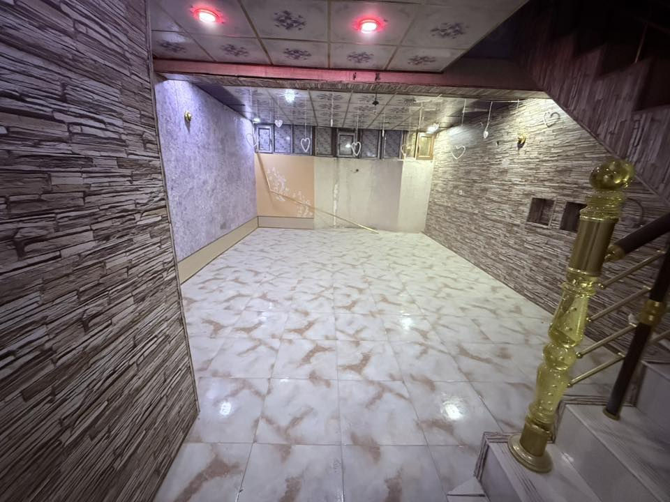 السلام عليكم شقه في حي العباس شارع السيده نرجس عامود 12 عن شارع بغداد 600 متر تبليط مجاري جهازه سخان ماطور ماء خط مولده طابقين 
تتكون من حمام تواليت عدد 2 شرقي غربي كاونتر مطبخ صغير غرفتين نوع صاله وسطح اجاره 325 بيه مجال قليل من تأييدمختار قبل السكن اي لستفسار مراجعه الصفحه او الاتصال على الرقم *********** @إشارة
