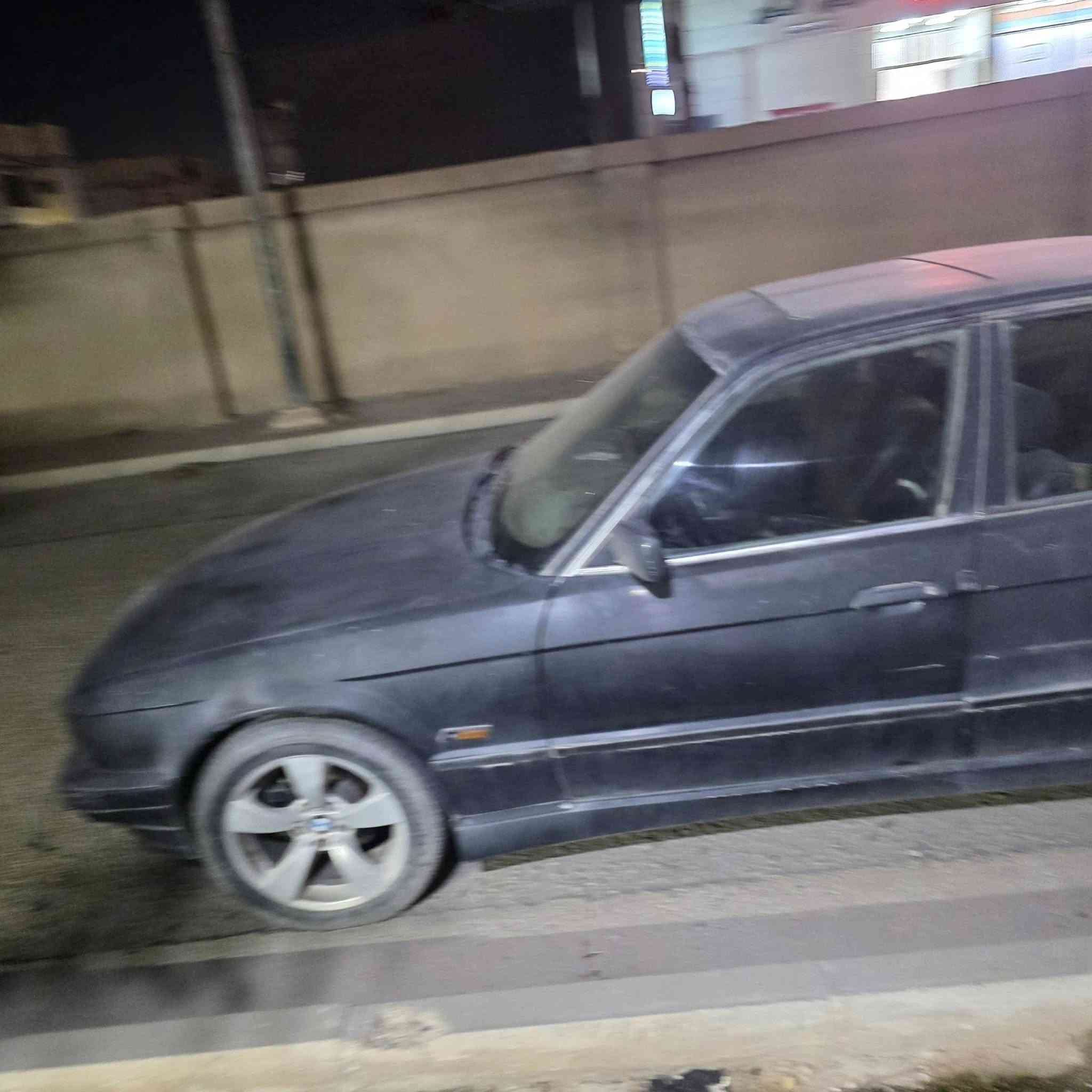 للبيع موديل 89السياره متروكه رقم بغداد السعر ٢٥ ورقه مال تعمير ***********
