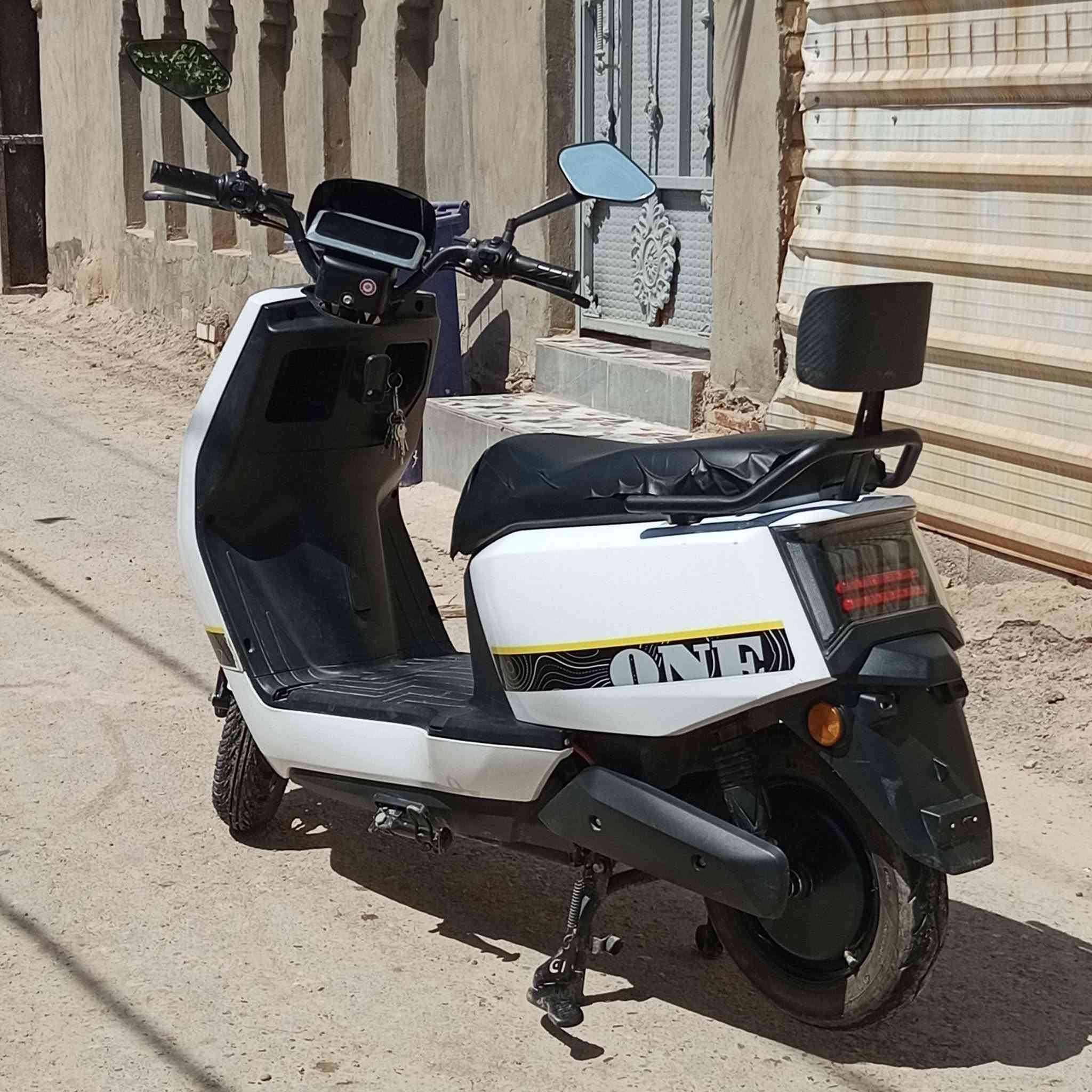 دراجة كهربائية 6 بطاريات كبار
ملف 1500 سويجين وبصمة تشغيل عن بعد 
قفل ستيرن + منبه سرقة
بريك امامي خلفي 
سرعة 65
ضوء عالي ناصي واضح جدا بالليل 
مثبت سرعة
مساحة تخزين كبيرة 
الشحن يمشي من 45 - 65 كيلو
دراجة نظيفة وجديدة بيهة بس صوت خفيف بالملف يحتاج تنظيف 
السعر 550 الف 
للتواصل واتساب ***********
