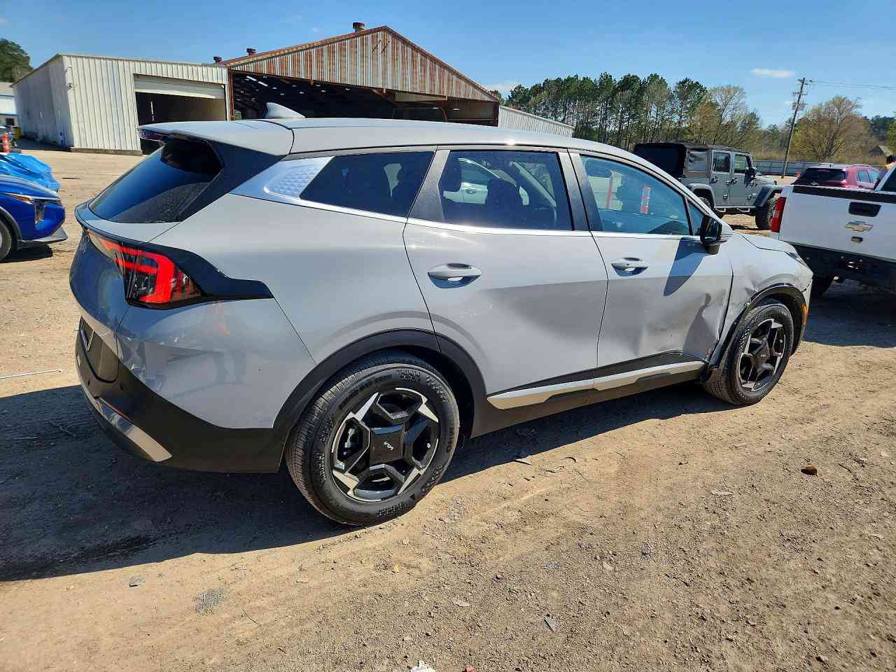 #أعـــلان_مــــــــــزاد #مكتب_بوابة_دبي
سعر نقل مخفض الى جميع الموانئ
ـ نوع السيارة : 2026 KIA SPORTAGE EX
ـ تاريخ المزايدة : 20/3/2026 الساعة 5:00 مساء 
ـ السعر : حسب تاريخ المزايدة المذكور أعلاه: 550$ دولار 
ـ الضرر والمواصفات : حسب الصور المرفقة
-جميع السيارات الهايبرد الكهرباء معفي
من الكمرك الضريبة والرقم مجاناً
ملاحـــظــة .. السيارات المعروضة داخل الصفحة هي مجرد نماذج بسيطة للمزاد
وللمزيد من المعلومات الحضور الساعة الرابعة عصرا الى مقر الشركة الكائن في:
شارع الحزام الاخضر المدينة المايئة- مقابيل حي العدالة #النجف_الاشرف
المكتب ***********
زيد الطفيلي***********
عبد الله الزاملي***********
للانضمام لكروب الواتساب اضغط ع رابط
https://chat.whatsapp.com/HEg5DTFOYCnFPwSoSvOuuq
