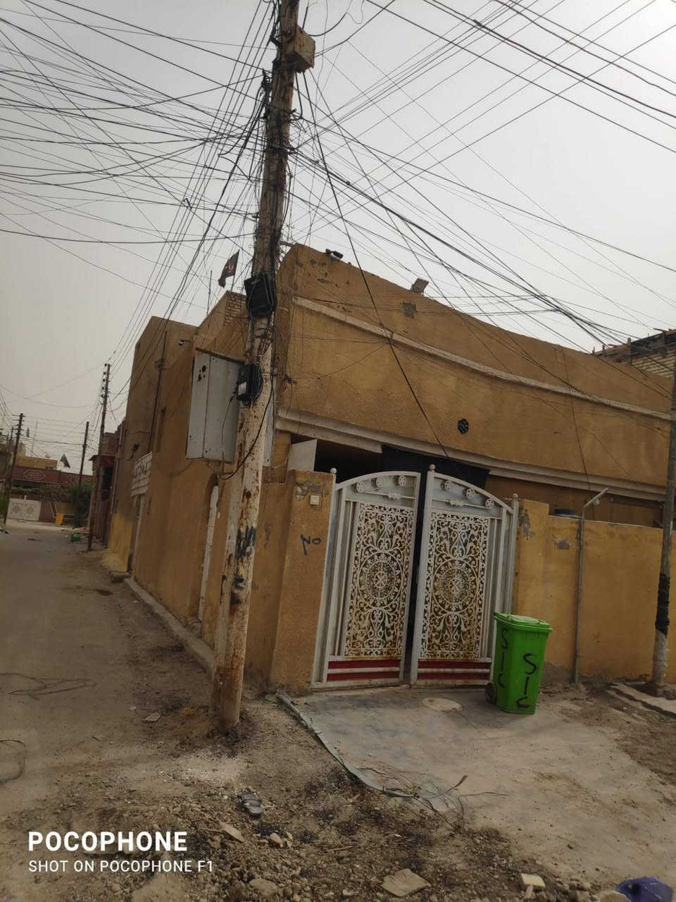 بيت 80م ركن مربع على شارع تجاري 20مال العيادة الشعبية ومركز شرطة الزهور منطقة الضباط استقبال ومطبخ وحولي وصحيات وغرفة نوم طابق واحد موقع مميز جدا بيع او مراوس حسب الاتفاق السعر وباقي التفاصيل اتصال على رقم الهاتف بي واتساب ***********
