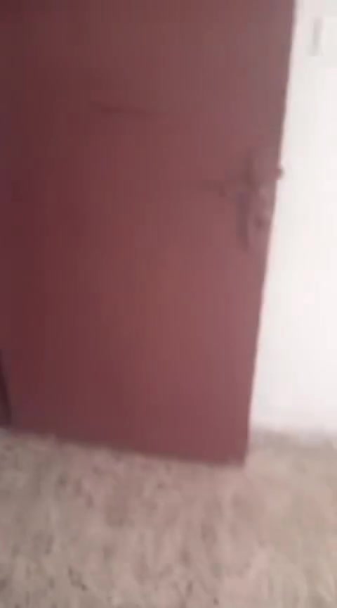 سلام عليكم يوجد شقه ليجار المكان المحموديه قرب مدرسه التضامن غرفه وستقبال وصبخ وصحيات خارجيه وداخليه اي سعر ٢٥٠ الف قفله اي ***********
