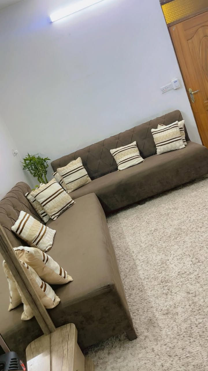 السلام عليكم تخم 8 مقعد  نظيف للبيع ب 200 والديوان 7 مقعد ثكيل ونظيف كلش ب300 للتواصل على الرقم ***********
