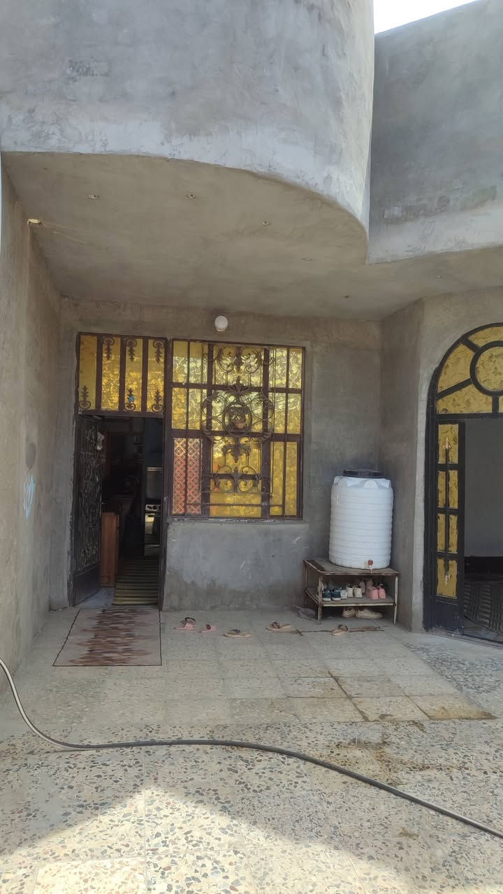 دار للبيع المساحة ٢٠٠ متر البناء طابوق صب مسلح يحتوي على ٢غرف نوم مع صحيات داخلية وخارجية و ٢منور ومطبخ وصالة كبيرة وإستقبال مثل ماموضح في الصور العنوان النهروان الدوانم مقابل صورة السيد الصدر  خلف جامع الصرخية للإستفسار أكثر مراسلة الصفحة او الاتصال على الرقم *********** ..
