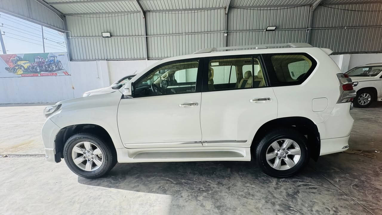 سلام عليكم للبيع برادو موديل ١٤
سيارة جديدة 

رقم بغداد 

فول موصفات 

محرك ٤

كشنات جلد

لايت اسود 

زراك لايت

فول 

بصمه

ماشيه ١٨٠

***********
