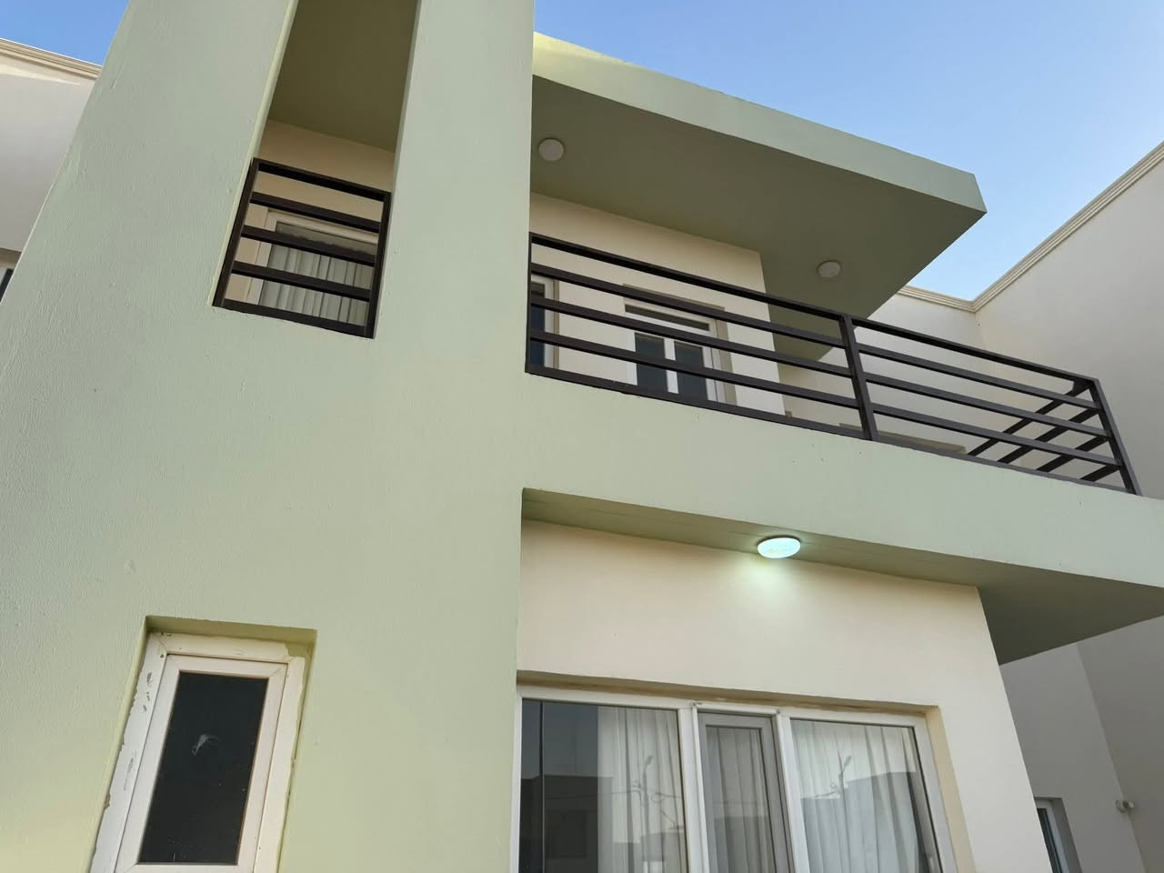 🏘️عرض مناسب جداً دار  في مجمع المرتضى السكني 
 مرحلة اولى جاهز للسكن "مشمول في المصرف العقاري" 
الواصل 59  اقصآد للمصرف 335 الف شهر 
تفاصيل 160متر 
طابقين 3 غرف نوم صحيات عدد 4 استقبال وكراج وحديقة

📞 للاستفسار والتفاصيل:
📱 واتساب / اتصال: ***********
📱 اتصال: ***********

◾ عنوان المكتب:
الأميرات القديمة، مقابل مجمع كرار، مجاور مجموعات شركات السدير للصيرفة، مقابل بوابة الثانيه للمدخل الأميرات 1 
🏢 [مكتب الأمل للوساطة العقارية]
نستقبل كافة عروضكم في المجمعات السكنية، العرصات، النقابات، والأحياء
