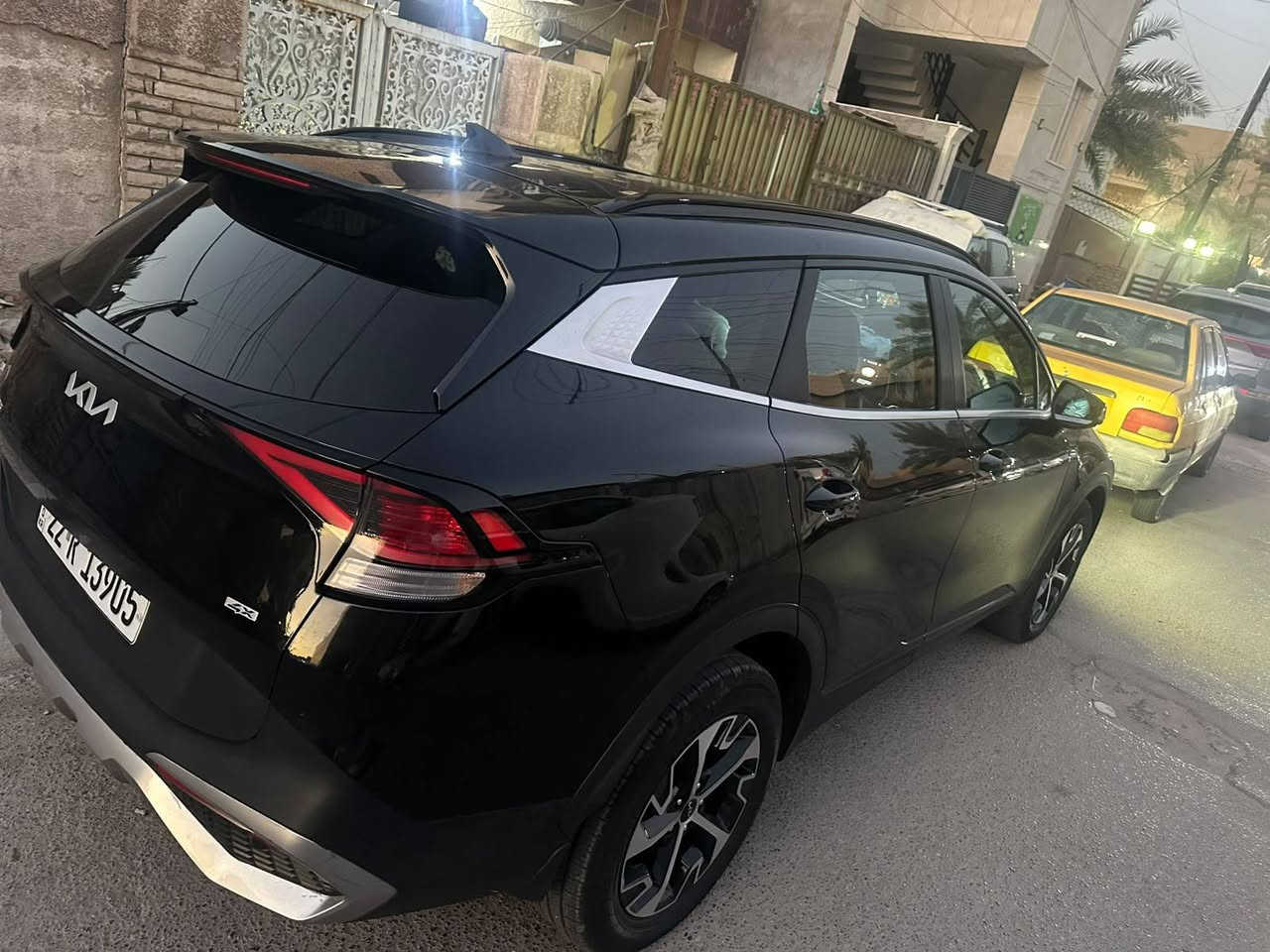 سلام عليكم 

سبورتج موديل ٢٠٢٣ 

السيارة حادثها كما موضح 
بدون ايرباك 
+بيها قطعتين ونص صبغ تقرير امريكا 
سيارة ماشية٣٩ بحالة الوكالة 
السيارة برستيج فول مواصفات 
بسمي تحويل مباشر 
السعر ١٧٢ وبيها مجال 
عنوان بغداد البلديات 
***********

