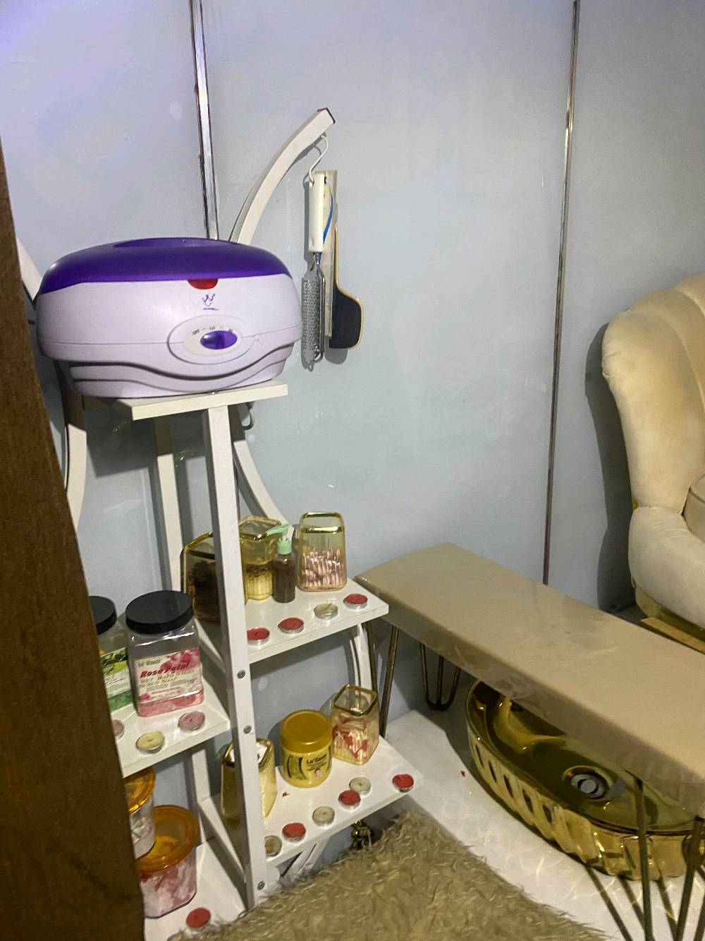 💇‍♀️ للبيع صالون مع جميع أغراضه

📍 الموقع: النجف – بداية حي ميسان، قرب أسواق دينار ودينارين، داخل مجمع الرحمن التجاري.

✨ اسم الصالون: نازك بيوتي.

💰 السعر: 6 ملايين دينار، وقابل للتفاوض بحدود المعقول.

للاستفسار والمعاينة، راسلني على الخاص.