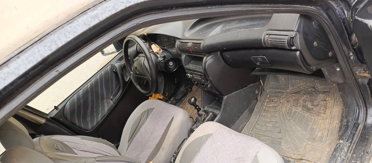 استرا 16موديل تسعينات سنويه اخضر رقم بغداد موازي كربون ما مسجل  كير محرك شرط خياس ضربه ما بيها السعر 32بيها مجال ترهم بمقدمة معقولة 
‏‪***********‬‏
***********
