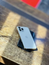 ايفون 13برو ماكس ذاكره 256 بطاريه 94بلادً جهاز نضيف كلش اذ لكيت بي زلخ...