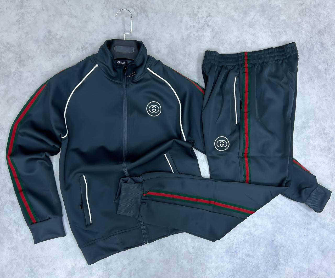 تراكات رجالية متوفرة 
علما الصورة حقيقية 😇
قياسات متوفرة 
التواصل عبر الواتس 
*********** توصيل بغداد والمحافظات 🚕🚕🚕❤️
