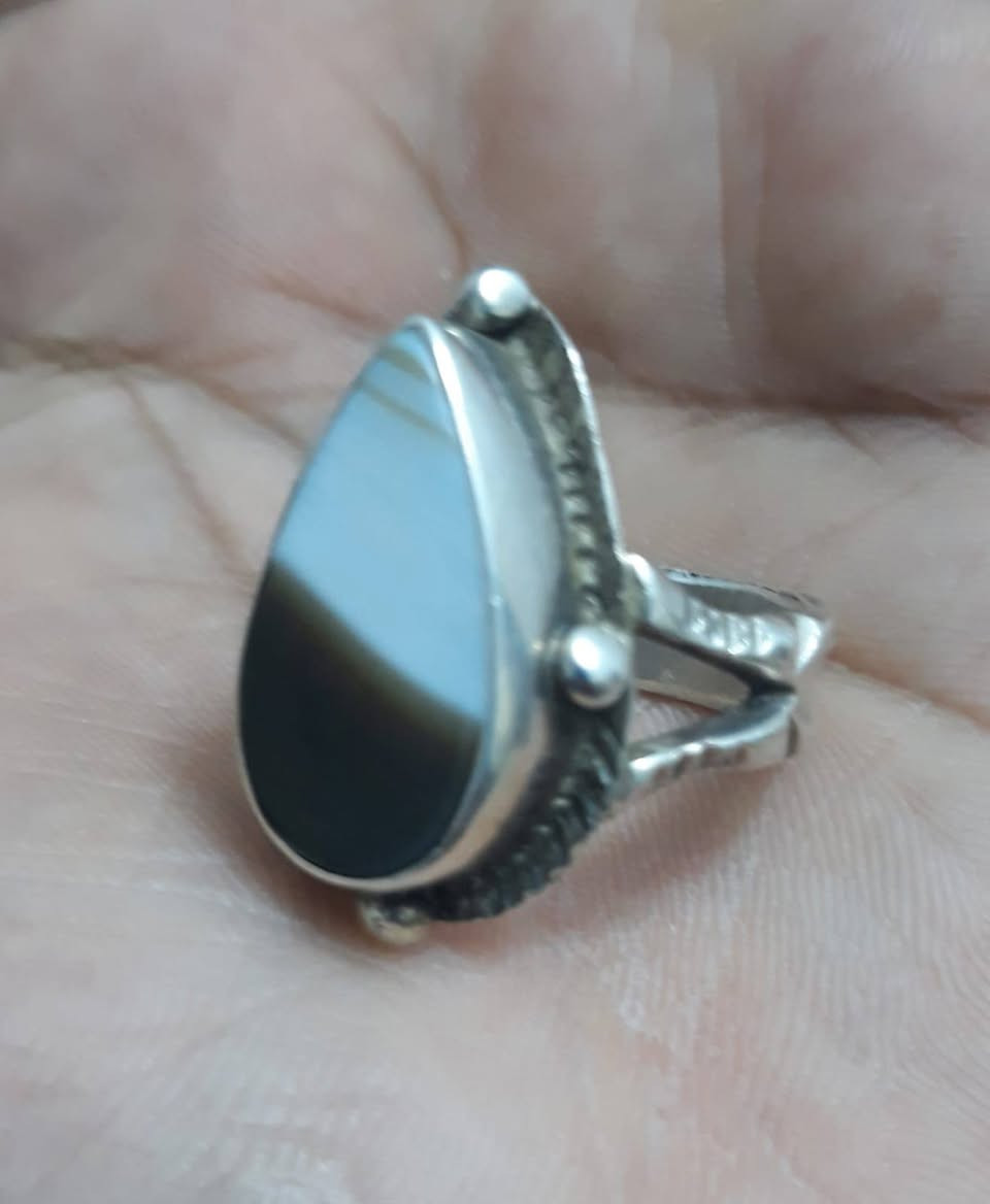 سلام عليكم جزعه يماني قديمة صياغة يدوية مكاني بغداد ام الكبر والغزلان ***********
