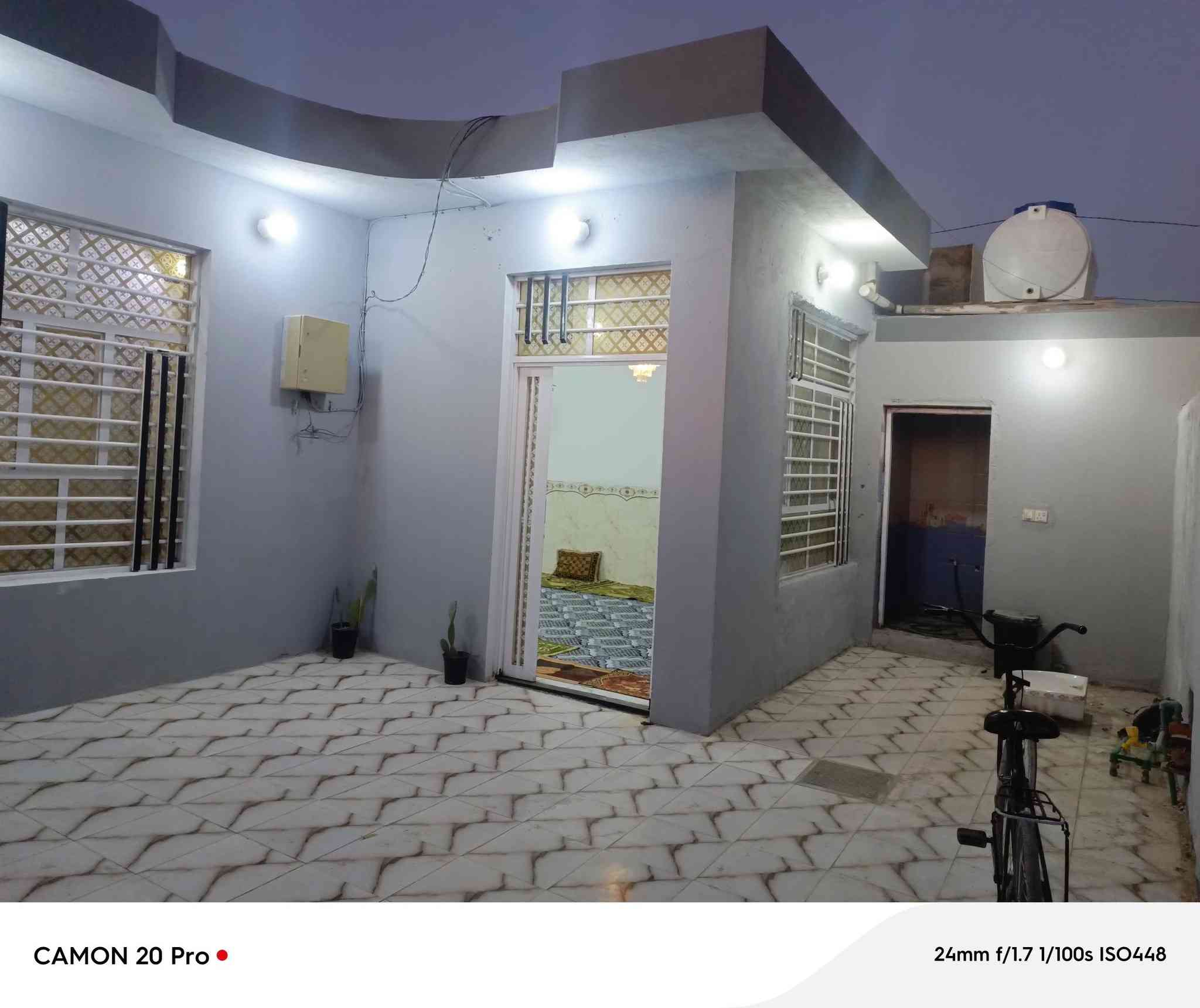 السلام عليكم 
دار للبيع المساحه 200م 
العنوان الكوفة شارع المعمل مقابل معمل باتا قريب على شارع 12 الدار يقع على شارع 8امتار 
الأساس والسقف كونكريت البناء طابوق درجه اولى 
ارضيه بورسلين وجدران سيراميك السطح كامل شغل درجه اولى يحتوي الدار على غرفتين 4×5 وصاله ومطبخ وصحيات داخليه وخارجية واستقبال 7×4 
السعر 70مليون وبي مجال 
للاستفسار ***********
