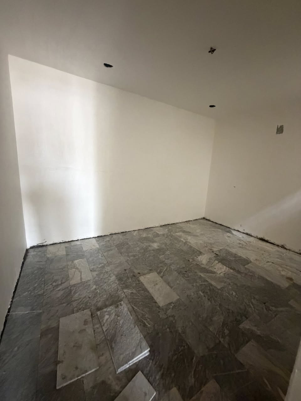 مشتمل للبيع الشعب شارع عدن خلف مكوه الخضراء.    

٨٥ متر واجهه ٥ ونص نزال ١٥ جديد باقي شهر يكمل 

استقبال وخدمات ومطبخ وغرفه نوم وصاله 

الطابق الثاني غرفتين نوم وخدمات  السعر ٢١٥ مليون

معروض بمكتب الكناني ***********  

عنوان المكتب شارع عدن قرب جاتو باريس
