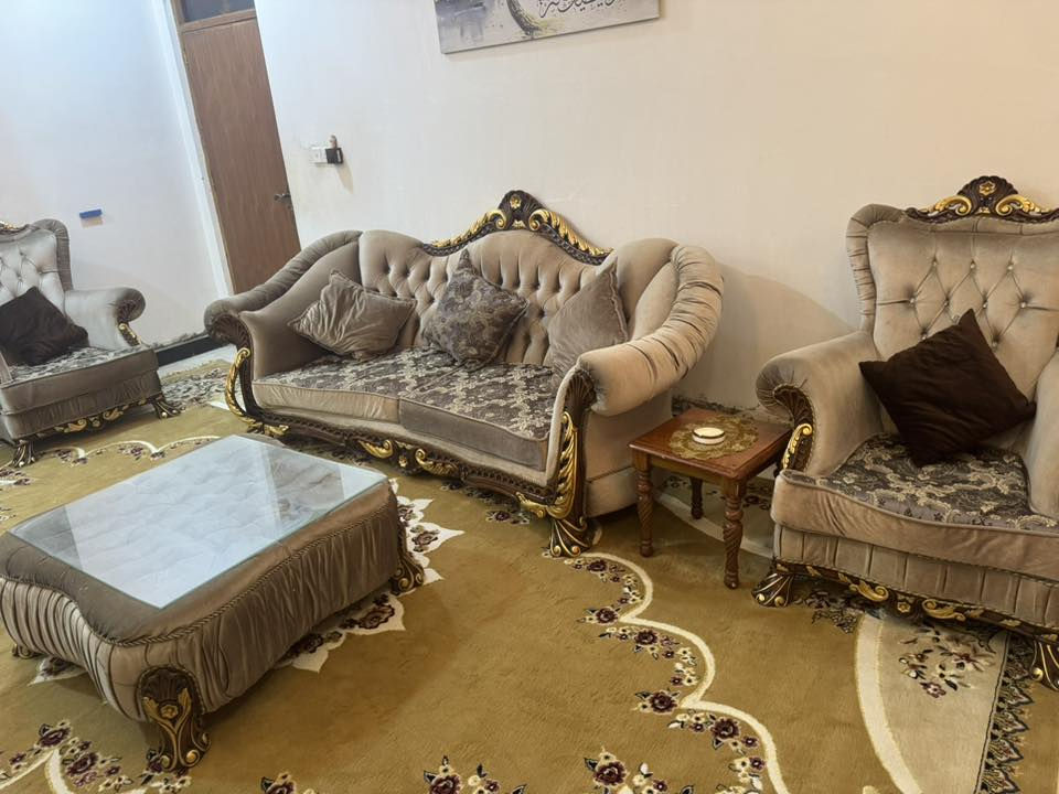 السلام عليكم طخم ملكي زان للبيع 10 نفرات كلش نظيف الاستفساار الاتصال  ***********
