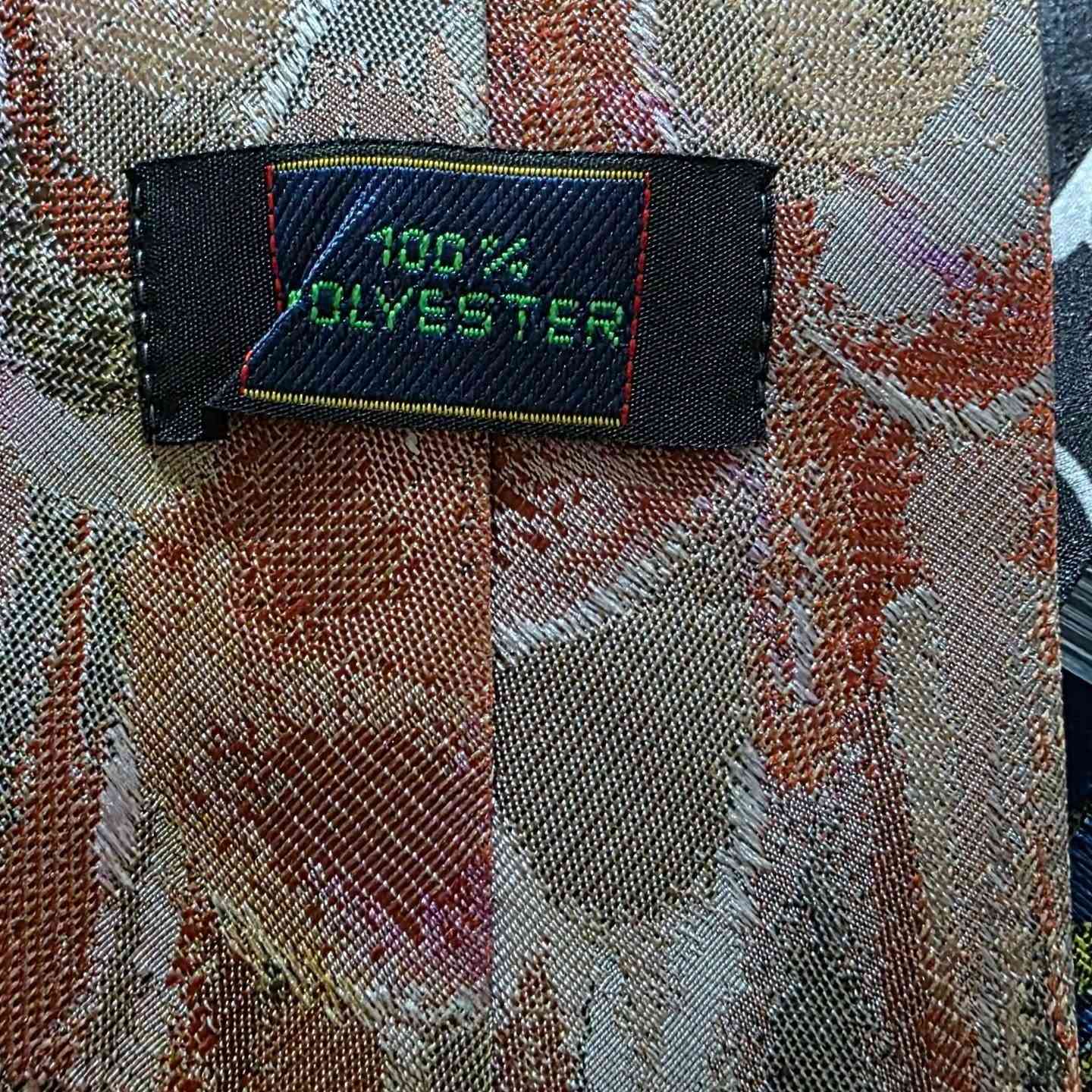 السعر;2,000
التوصيل:5,000
التوصيل لجامعة التراث وجامعة النخبة:3,000 
​🎨 ربطة عنق (كرافتة) بتصميم تجريدي مميز
​للبيع، ربطة عنق أنيقة تدمج بين الفن الكلاسيكي والمظهر العصري. مثالية لمن يبحث عن التميز وإضافة لمسة فنية لملابسه الرسمية.
​تفاصيل القطعة:
​التصميم: نقش تجريدي بألوان متداخلة (ترابي، بنفسجي، ورمادي) تشبه اللوحات الزيتية.
​الخامة: بوليستر 100% عالي الجودة مع ملمس ناعم ولمعة خفيفة.
​الحالة: ممتازة وجاهزة للاستخدام.
​النمط: تناسب البدلات الرمادية، البنية، أو الكحلية لإطلالة ملفتة وغير تقليدية.
#عبودي_فاشن #فاشن #الحمدلله #fashionstyle #explore


**إذا كنت صاحب هذا الإعلان وتريد حذفه لأي سبب، رجاءا أرسل رسالة إلى الدعم الفني**