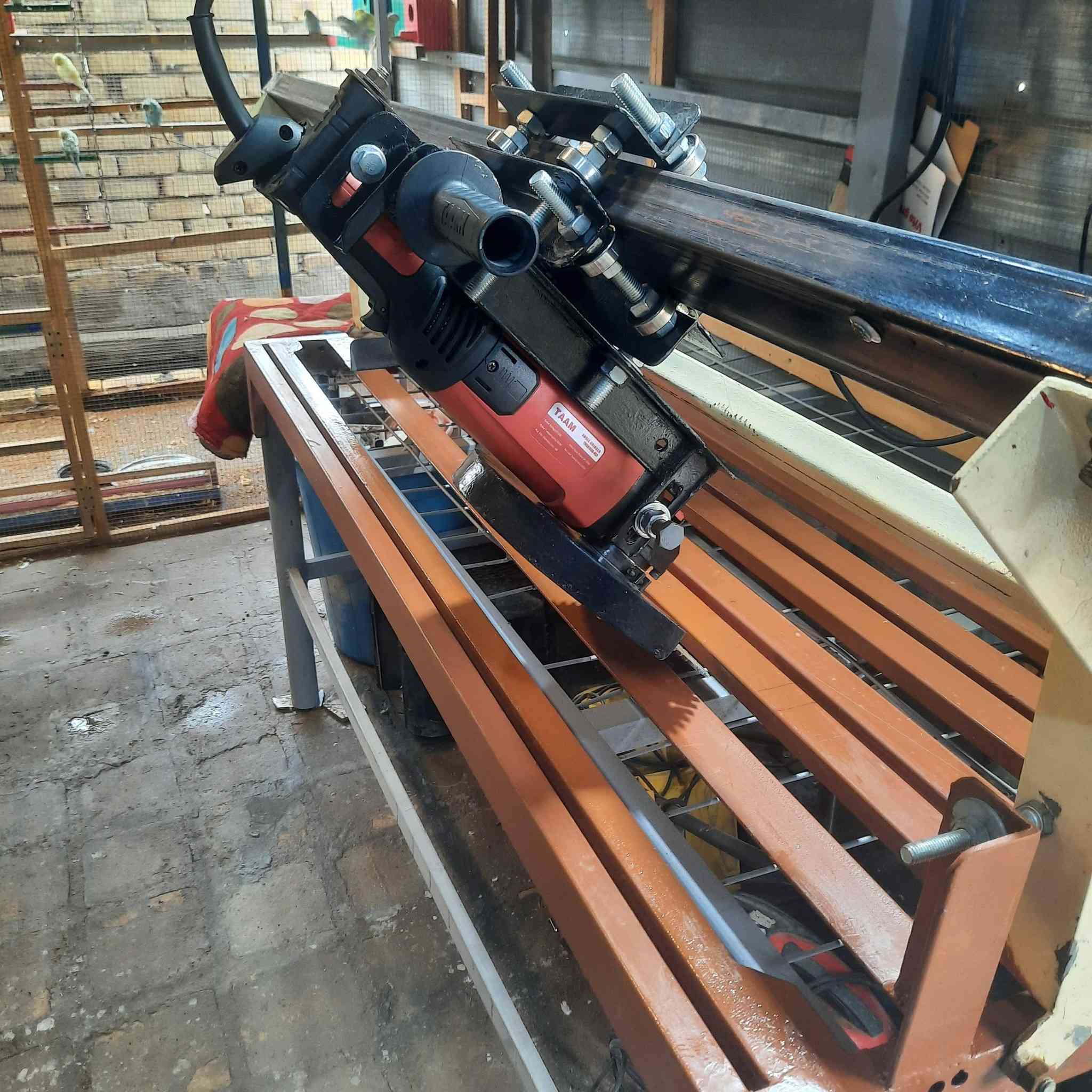 ماكنة قطع زاوية ٤٥ عمودي وافقي دقيق جداً تقطع حديد وخشب والمنيوم قرص حجم ٩ انج كوسرة ١٨٠ ملم جديد السعر ٢٢٥ الف العنوان حلة /بابل موبايل ***********  توصيل لا يوجد .
